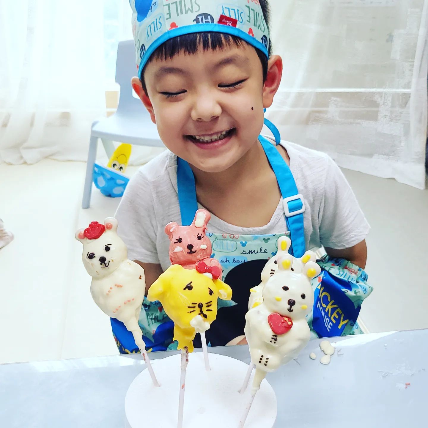 #협찬
⠀
#주말일상
밖은 더우니 집에서 #집콕놀이
⠀
#7살아들 은 이제 즐겁게 요리에 참여한다👨‍🍳
맛있는 쵸콜릿으로 만드는 거니까
하나 둘 집어먹으며ㅋㅋ
신나는 요리놀이에 빠지심ㅋㅋ
⠀
너무 어려워 보였는데~
생각보다 쉽고 재밌었다😆

설명서 함께 보고
어떤 모양으로 만들지 이야기하며 만들기👐
(이렇게 말이 통하는 순간이 오는구나!)

정신없이 만들긴 했는데,,
아이가 정말 좋아했구!
시간 순삭이라 집콕놀이에 완전 굿뜨구뜨👍
⠀
완성작에 기뻐하며
여자친구 준다고 주섬주섬 포장까지하는 아이
넘 귀엽잖아!! ㅋㅋㅋㅋ

다킀다 증말!😘

다가오는 기나긴 #여름방학
집콕놀이로 딱! 좋을것 같다😋

#하트품은토끼팝케이크
#케이크만들기#집콕놀이#케이크키트#요리놀이 #아이간식만들기#어린이놀이#어린이요리놀이#베이킹재료#빵만들기#케이크만들기키트
⠀
