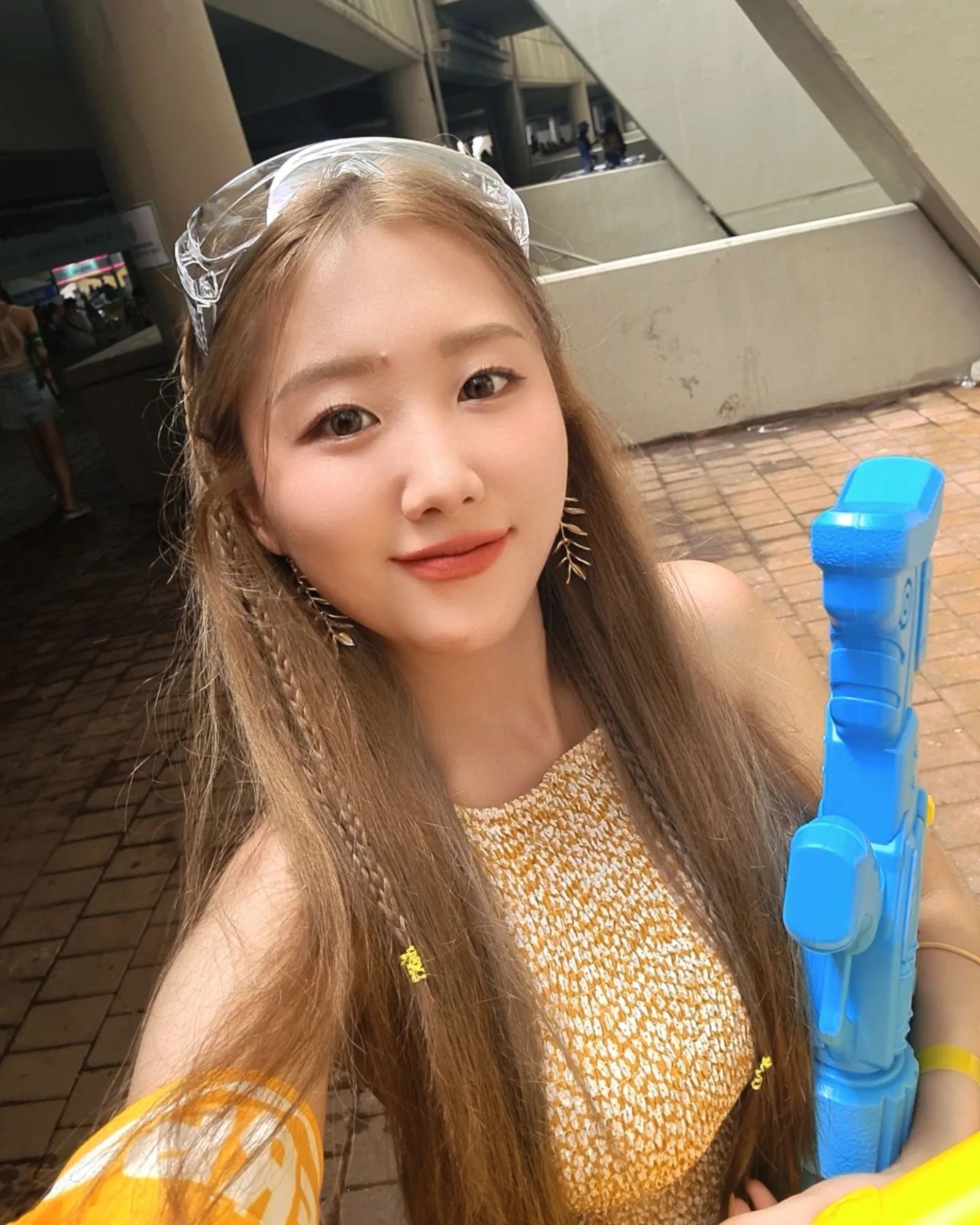 ¿Qué tal se están pasando este verano/invierno?
Pues en Corea hace muchísimo calor 🥵
...y me volví rubia😸