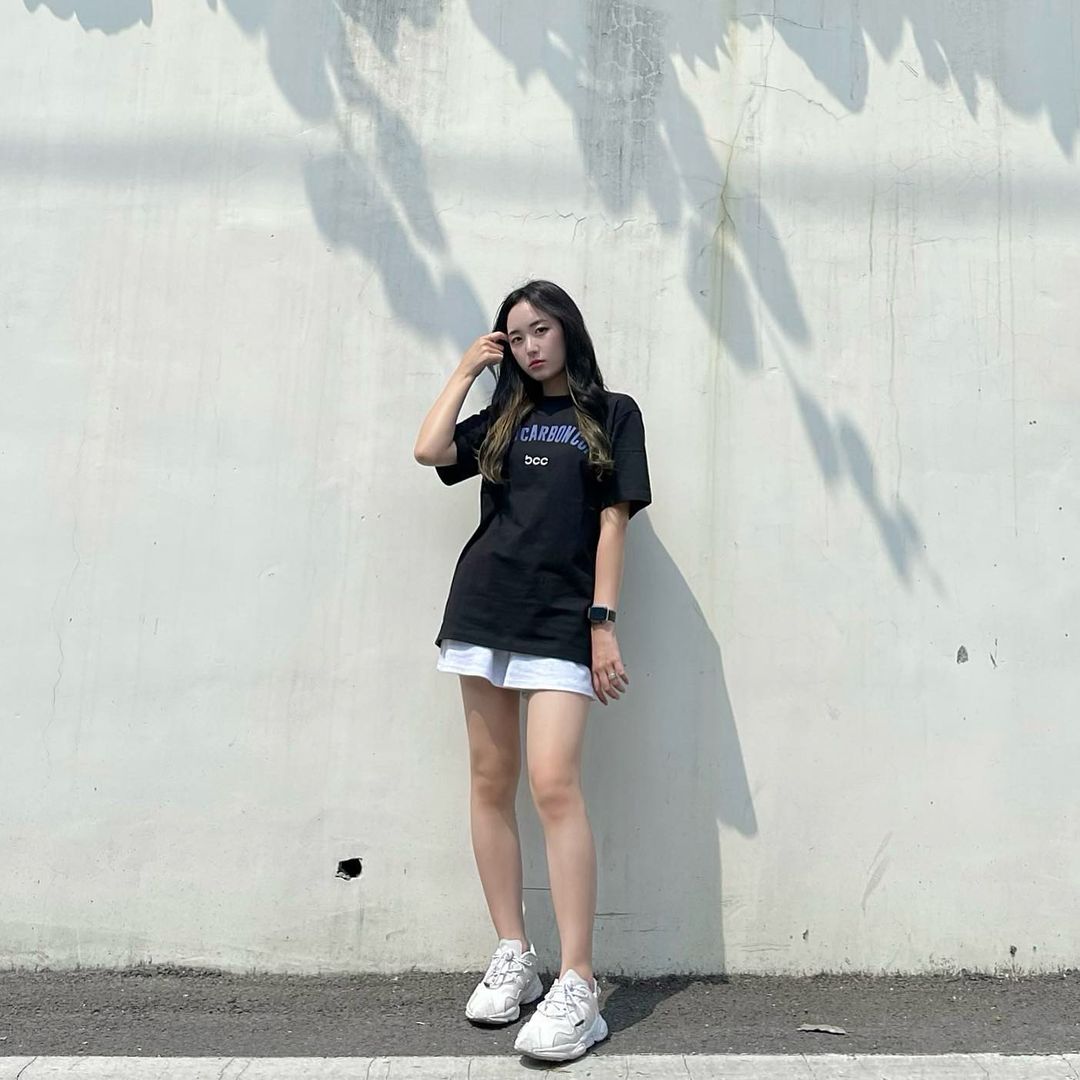 Sohn Hayeong | 손하영 on Instagram: “bcc Arch Graphic T-shirt S BK🖇 . . . #blindcarboncopy #bcc #블랙야크bcc #협찬 #상품제공 #에이블리 #에이블리뷰어 #フォローバック#いいねした人全員ファローする #いい