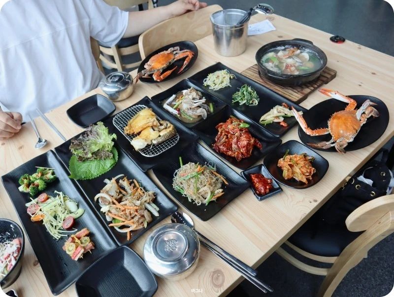 #협찬
.
.
집앞에 생긴 맛집~ a코스 주문하면 1인 35,000원 게장 무한리필에, 찐 게 + 게 탕 + 생선구이까지 넘 푸짐😆 
.
살짝 매콤한 게장에 밥 비벼 배부르게 먹고 카페 갔다 바로 앞 공원 산책까지 가포 데이트코스로도 넘 좋음! 진심 맘에 드는 집이라 조만간 엄마 데리구 다시 출동✔️ 
.
.
➡️ 자세한 리뷰는 #바그나로그 https://m.blog.naver.com/eunhwanimaaa/222801379149 
.
.
. 
#마산한정식 #마산양념게장 #마산게장맛집 #마산간장게장 #마산맛집 #가포맛집 #가포신상맛집 #마산한정식추천 #서가네양념게장 #서가네양념게장한정식 #가포데이트코스 #가포데이트코스추천 #바그나그램