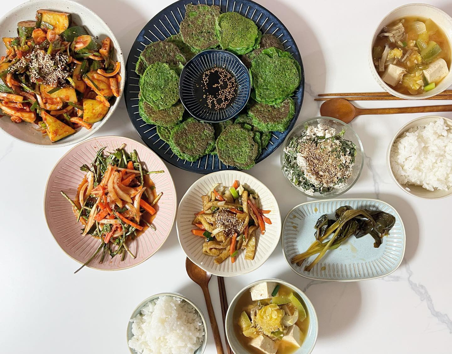 오늘 #저녁밥 웰빙✨
시댁 다녀오면 항상 넘쳐나는 풀떼기들🥬🥒
상하기 전에 얼른 냉털해봤찌요😆
#쑥두부무침 #부추전 #민들레겉절이 #오이소박이 #어묵볶음 #호박된장국