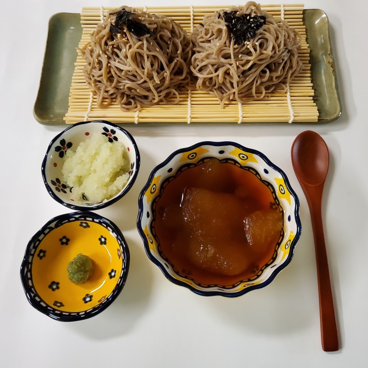 냉모밀 수제 쯔유로 만든 깊은 맛을 밀키트 안에 담다
