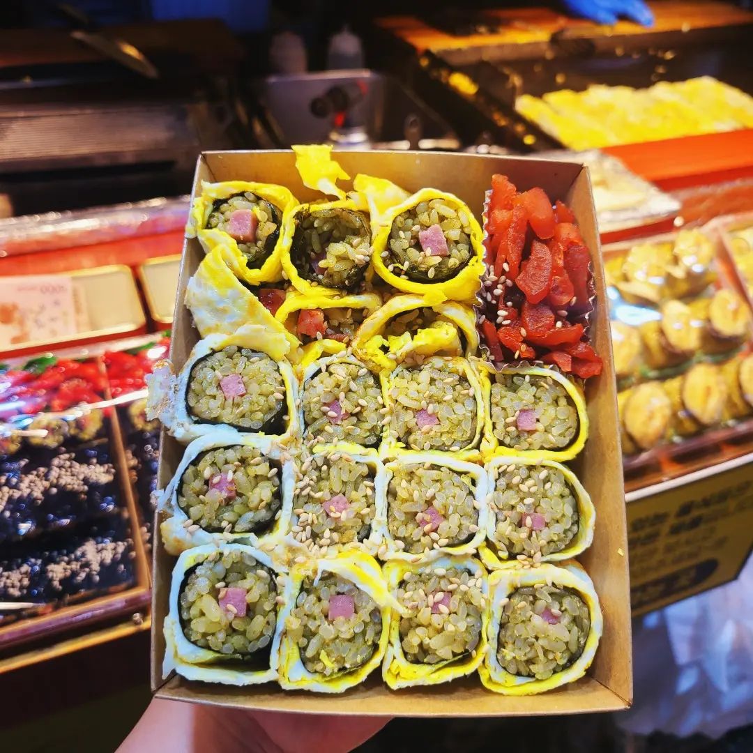 제주도에서 전복김밥 드셔보셨어요~?

얼마전에 제주도 여행을 다녀왔는데 최소 2키로는 찐것 같아여..😅

#내돈내산

제주도 가면 시장은 꼭 가보고싶었거든요~ 
그래서 쩰 먼저 동문시장부터 가봤어여😎

입구에서부터 전복김밥의 유혹적인 비주얼을 그냥 지나치지 못함..ㅎㅎ

주문한 메뉴는⤵️

🔹️전복 계란말이 김밥🔹️

생각보다 전복 내장맛이 진하지는 않았지만 꼬소하니 맛있더라구요

밥 자체에 간이 적당히 잘 되어있고
곁들여져있는 아삭한 장아찌랑 같이 먹음 더 꿀맛😋❤️

전복맛이 크게 느껴지진 않아서
그냥 꼬소하니 맛있는 계란말이 김밥 맛이었어여🤗

마지막에 청량한 제주 바다 사진도 있으니 보시고 조금이나마 힐링하셨으면 좋겠어여 ⛱️ ☺️💕

#제주동문시장맛집 #제주삼춘네전복김밥 
.
.
.
#제주동문시장전복김밥 #제주전복김밥 #전복김밥맛집 #제주여행코스추천 #제주도먹거리 #동문시장먹거리 #동문시장맛집추천 #전복계란말이김밥
#제주여행먹거리 #먹스타그램 #인친환영 #맞팔은댓 #먹팔환영