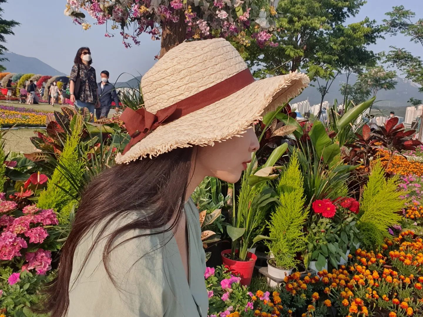다음 부터는 동영상에 음악도 넣어볼끄야..🥴
 
인스타... 쉬어가면서 사진만 올리구 있는 중입니당 !❣

이러다간 그냥 사진첩이 되버릴판이네오😅
간간히 근황 보러 와주시는 분들만 해두 넘넘 감사해요오

굿밤 되세요🙇‍♀️

 

#기본캠  #flowergrams #창원장미공원 #장미공원 #flowergarden #ootd #염탐중 #hanbokkorea #sat #instagramood  #ff4f #instagoood
