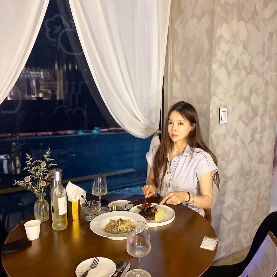 임쏘 본캐계정 💖任素英💞Limsso❤ on Instagram: “. . 저 어색한 손짓과 표정 넘 맘에들어서 픽 ㅋㅋㅋ . 암튼 오늘은 간만에 분위기 내러 !! . 조금 이동~ . 상봉역에 분위기 좋고 이야기 하기