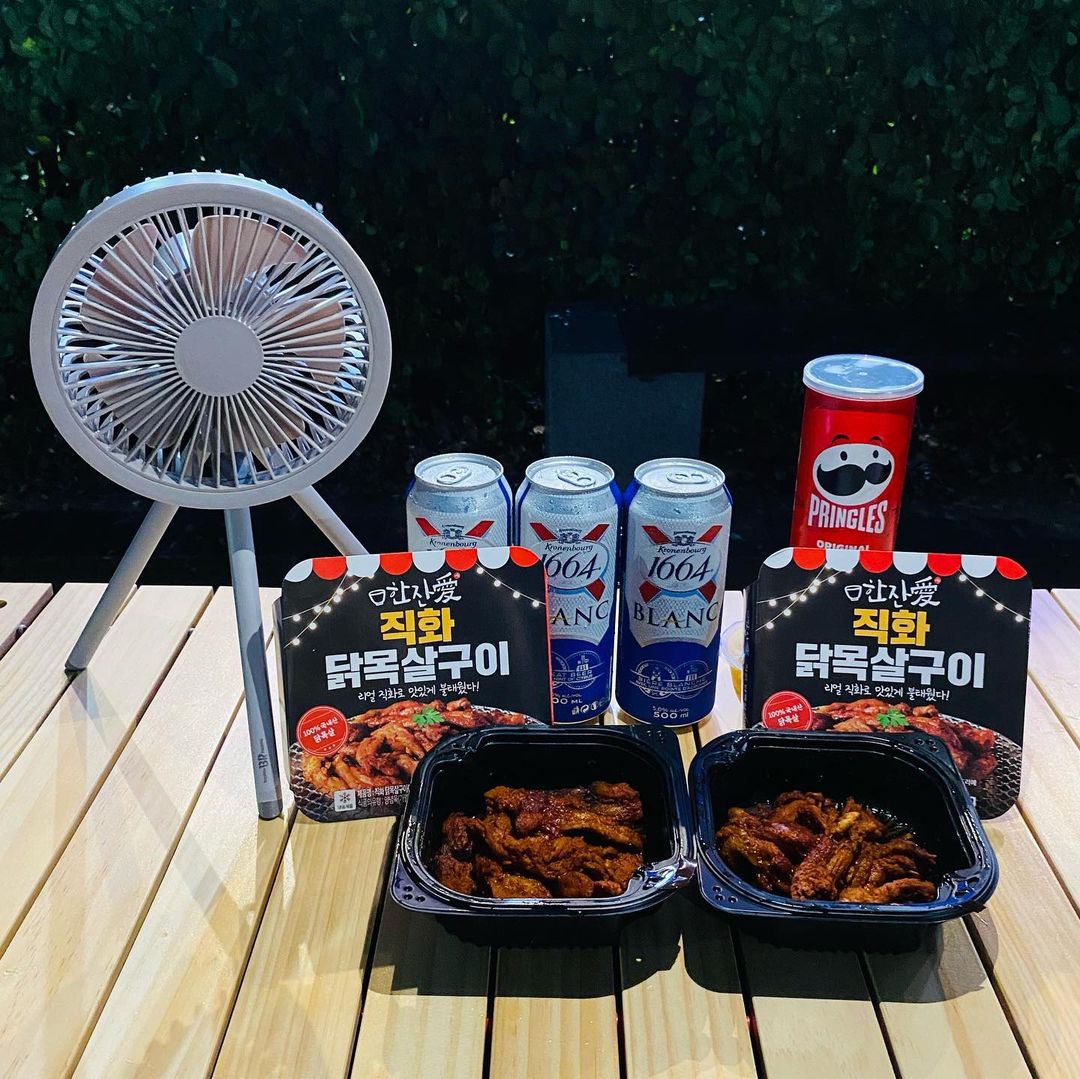hosun84 on Instagram: “#광고 한강에서 시원한 맥주 한잔🍻 이 한잔을 위해 덥지만 힘들게 걸어왔지요 맥주에 맛있는 안주는 필수 불맛 가득한 리얼직화구이 한잔애 간편하게 전자레인지로 돌