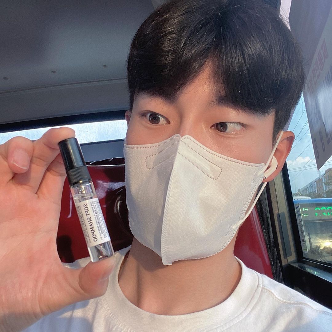 상욱오곡 on Instagram: “에헴 @blackhobby_official 향수다!! 자연스러운 향이 나고 향긋하다! #협찬 . . . . 사탕수수를 직접 발효 시켜 만들었고 인체 무해! 500종의 향을 가지고 있다!