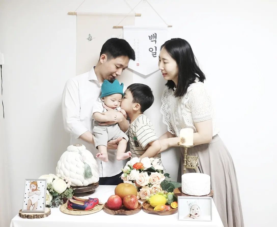 백일축하해♥️
백일의 기적으로 뒤집기도 곧잘하게되고,
임신해서는 힘들었지만
나와서는 또 순딩순딩한
우리아가~ 앞으로도 엄마아빠 형아
사랑받으며
완전체로 행복하자
.
.
#100일의기적이뭐죠 #백일상 
#빛나는날