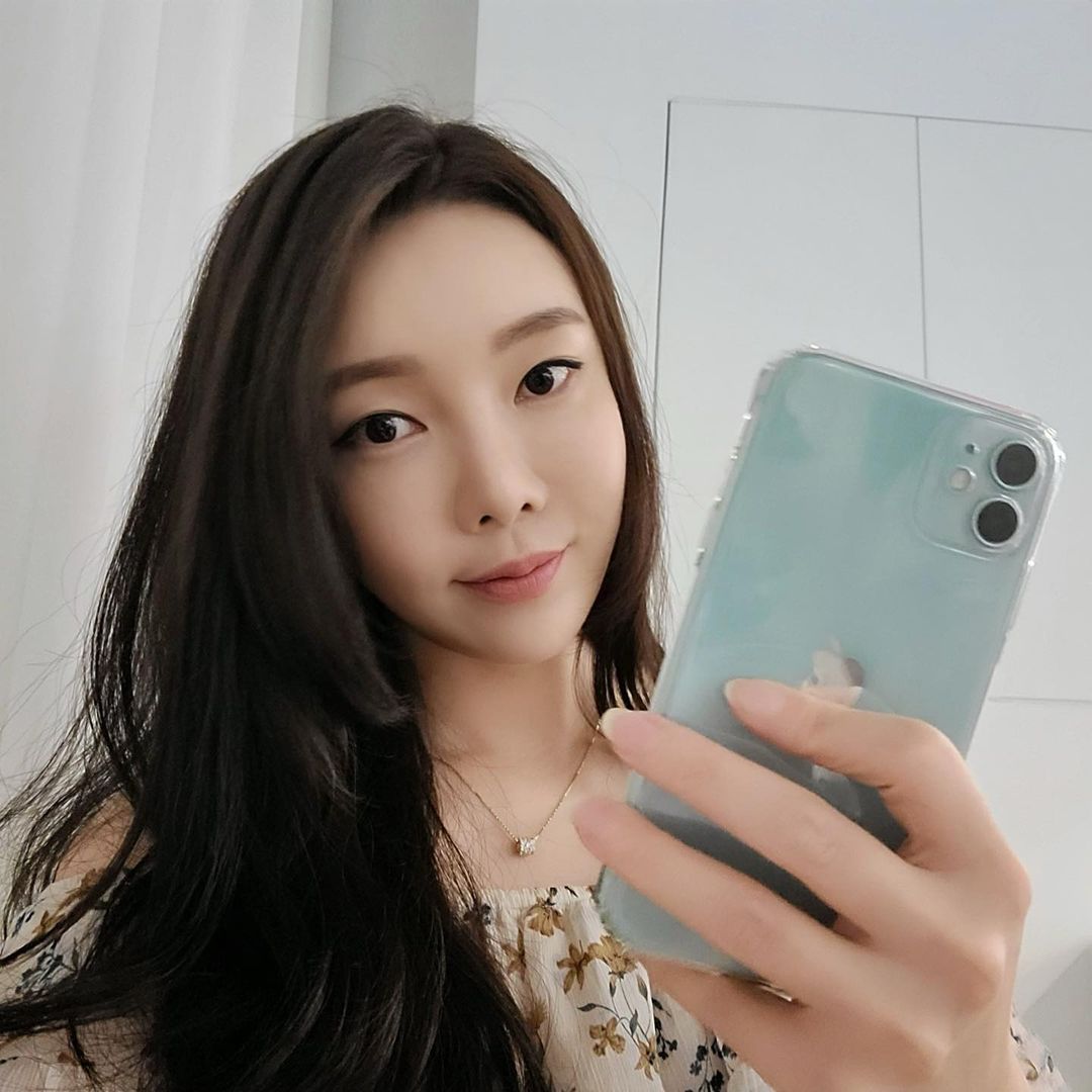 정미니얌 on Instagram: “#광고 드디어 폰 투명케이스 교체했어요~ 화장때문에 갈색이 되어버린 폰케이스를 정리하고 어반스티치 아이폰 투명 케이스로 교체했는데 너무 좋네요