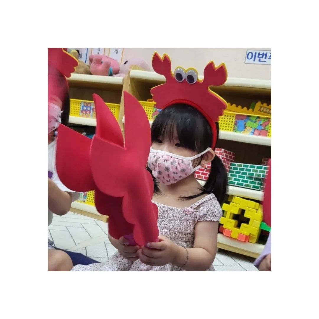 #어린이집일상

꽃게오감놀이중🧜‍♀️
하루가 바쁘구나 ㅋㅋㅋ
아이스크림도 만들고
꽃게도 되어보고
토깽이 옷도 입히야하고 
자꾸 늘어가는 장난감들😱
.
.
.
#지온_그램
#34개월아기 #4살아기 #오감놀이 #얼집일상 #얼집활동 #육아스타그램 #육아소통 #육아정보 #육아맘일상 #육아일상 #맘스타그램 #꽃게오감놀이 #아이스크림만들기 #momstagram #babystagram #daily