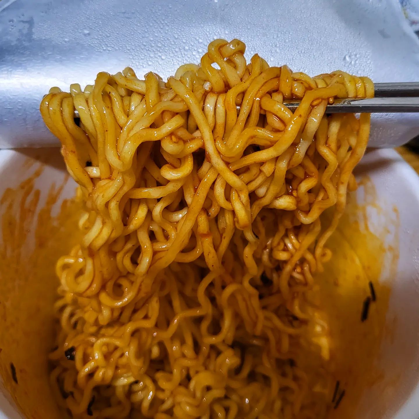 .
#협찬

🥣불닭볶음면🥣

삼양식품에서 불닭볶음면을

보내주셨어요🥰

매운 볶음면 원조인 불닭볶음면😘

맵찔이인 먹술랭은

주로 까르보불닭을 먹었는데

불닭볶음면 오리지널을 보내주셔서

오랜만에 도전해봤답니다🤗

컵라면 뚜껑을 뜯어서

뜨거운물을 붓고

3-4분뒤 뚜껑에있는

구멍을 젓가락으로

콕콕콕!

물을 쪼르륵 따라내고

액상소스와 참깨 김 후레이크

함께비비면 조리 완료😘🤭

참쉽죠잉🙊

여전히 엄청 맵지만

스트레스가 확🤯 풀리는😘🥰

저는 닭안심이 집에있어서 

함께 먹었는데

치즈와 함께 먹어도 너무

잘어울리시는거 알죠?!?!?

말모말모😛

요즘은 라이스페이퍼에 

불닭볶음면을 싸먹는 

불닭쌈도 한번 도전해 보세요!

구매링크는➡️
https://brand.naver.com/syfoodshop/products/6040821393

#불닭볶음면 #불닭 #MUKBANG #야식 #불닭볶음면레시피 #매운음식추천 #불닭소스 #맵고수 #편의점레시피 #레시피 #간단레시피 #요리스타그램 #먹방 #먹스타 #food #koreanfood #쿡스타그램 #먹스타그램 #홈쿡 #간식 #삼양식품 #불닭10주년 #BornTobeSpicy #BULDAK