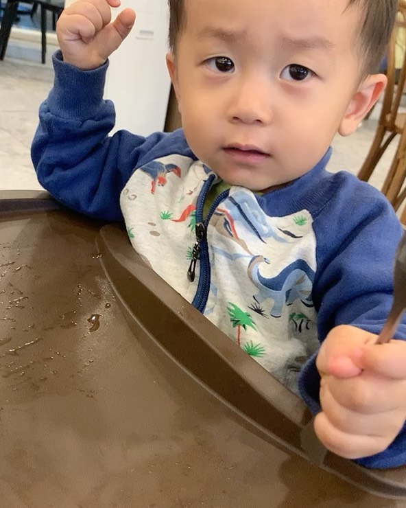 대략 한달 전후의 이슐
1. 아뜨하는 이슐 행동모방도 엄청나다. 
2. 까까하는 이슐, 요즘엔 한손으로 내놓으라는 제스처와 함께 까까~~~ 한다. 
3. 엄마일터에서 신났슐
4. 물풍선으로 이주를 논 것 같다. 
5. 수박을 참 좋아하슐 쥬시소리도 모방의 결과. ㅋㅋ
6. 자기 전 그림자극장 보는데 띠로링 소리 다음에 늑대소리인 걸 인지한다. 먼저 늑대소리내기. ㅋㅋ
7. 왜 하필 좋아하는 게 발음하기 어려운 공룡이니. ㅋㅋㅋㅋ 옹룡 식으로 하다가 나름 또박또박 말하는건가보다. 
8. 이게뭐야! ㅋㅋㅋㅋㅋㅋ 성미급한 애미 닮았니,, 이게 뭐야~~? 말고 이게뭐야! ㅋㅋㅋㅋㅋ 웃기다
9. 입가리는거 기가찬다~~ 귀엽고 사랑스럽슐 
10. 무당벌레야~~~~ ㅋㅋㅋㅋㅋ 그냥 혀를 굴리다가 ㄹㅎㅎㄹㅎ야~~ 하는 느낌. ㅋㅋ 하지만 애미 귀에는 정확하게 들린다. ㅋㅋㅋㅋ😂
#벌써태어난지704일 #너태어나기전의내모습은가끔생각나지만 #너없는세상은감히상상할수없어 #사랑해이시율 #어제도오늘도함께라감사해 #우리세가족하루하루잘보내자