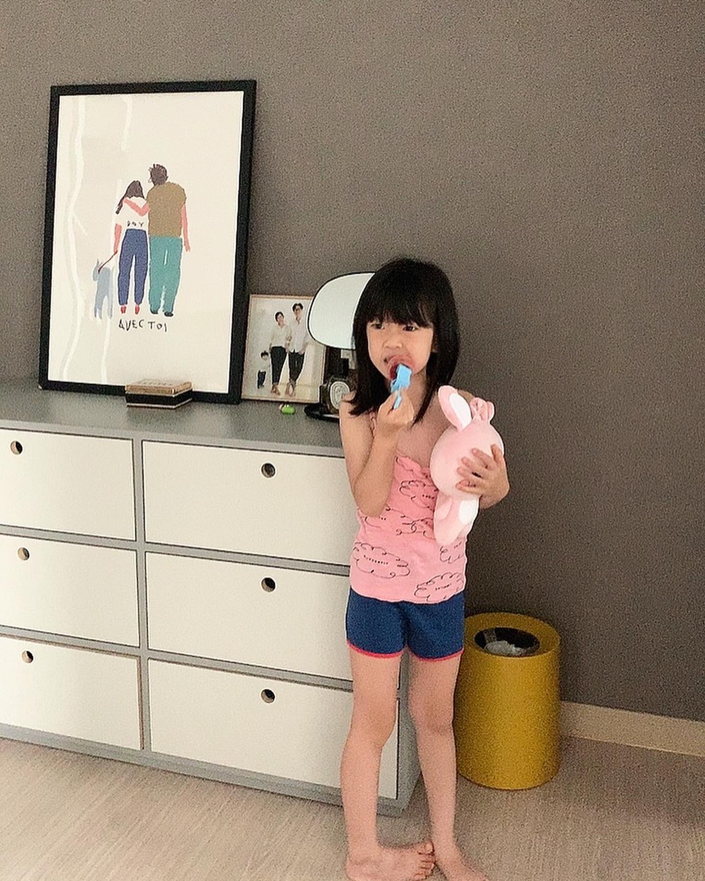 이사오고 달라진 동선에 마버타고 다니며 
아이 등하원에 집정리에 일은 시작도 못하고 
맘만 초조하게 보냈다.
지유도 이주가까이 잠못들더니 엄마가 오시고 
지유도 나도 마음을 놓았다. 
지유에게도 나에게도 엄마가 있어 참 좋다 
#월욜아침#등원안한건#안비밀
#친정찬스#아이가있는집
