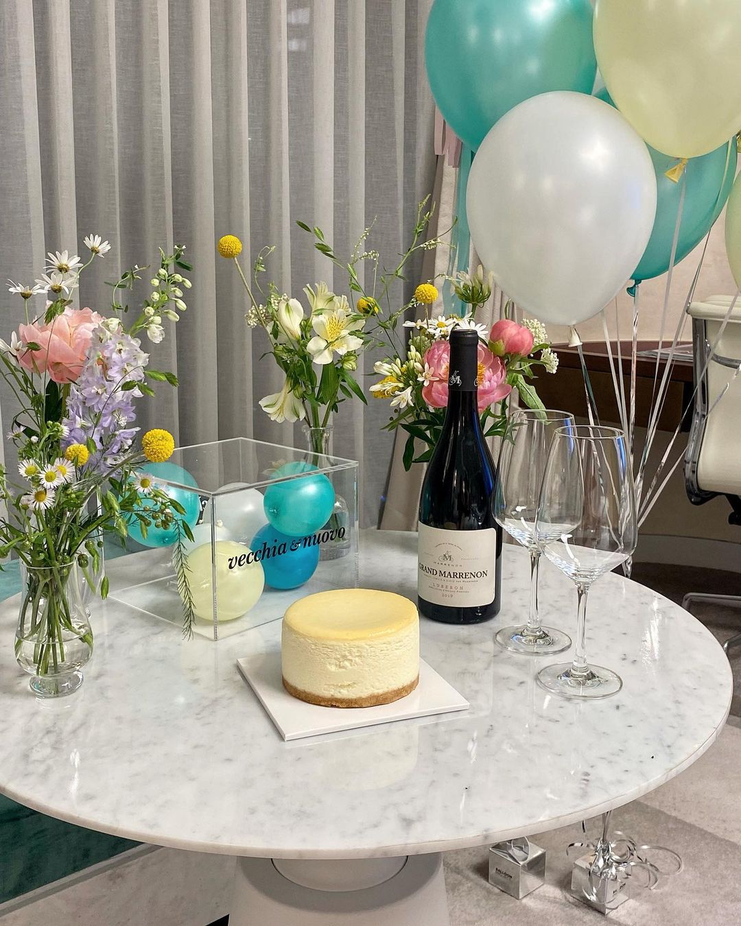 🌷 on Instagram: “선영이 생일상 봐줄사람 ⸝⸝ᵒ̴̶̷̥́ ᵕ ᵒ̴̶̷̣̥̀⸝⸝ 쩐다구요 조선팰리스 X 베키아에누보 @vecchiaenuovo 베키아에누보에서 멋진 생일상을 차려주셨습니당 내가 젤루 좋