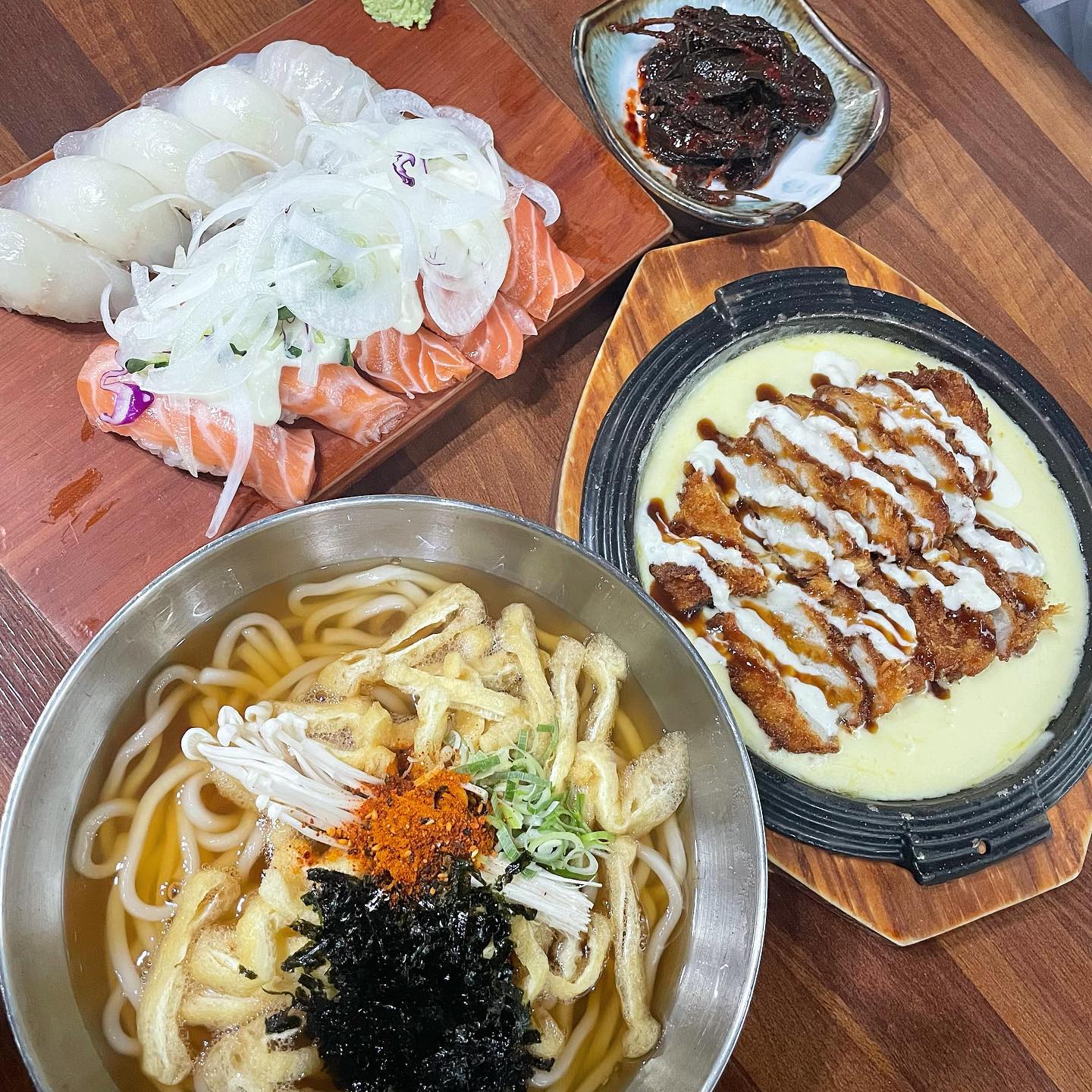 연어초밥이 먹고 싶을 땐❔일곡동 #하라규동 
광어초밥도 좋아해서 반반으로 먹었는데 연어초밥이 더 맛있어요!
치즈돈가스는 먹야미가 추천해요✌️
우동은 매콤고추우동으로 느끼할 때 먹으면 계속 먹을 수 있어욥‼️
✔️연어초밥+치즈돈가스+매콤고추우동 강추👍
✔️주차는 길가에 했어염➰
✔️셀프바에 깻잎김치 무조건 드세요🧡
✔️포장 가능😎
✔️주소:광주 북구 일곡택지로 77 2층