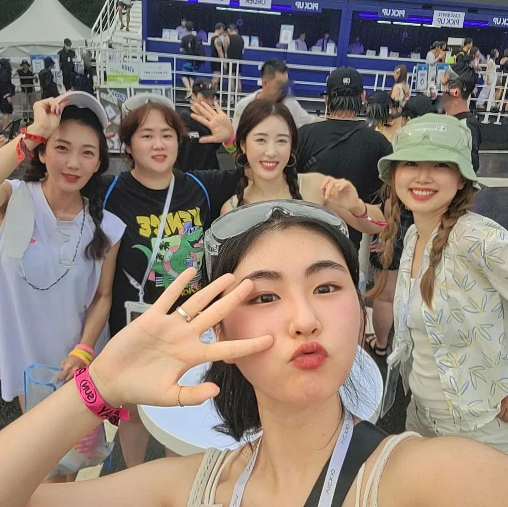 #과천인영
우리들의 첫 페스티벌은
국내에서 처음으로 열린 #S2O #송크란🎆

신나게 웃고 떠들고 마시고 놀고
언니들 사이에서 햅삐 막내였던 어제😆🤍