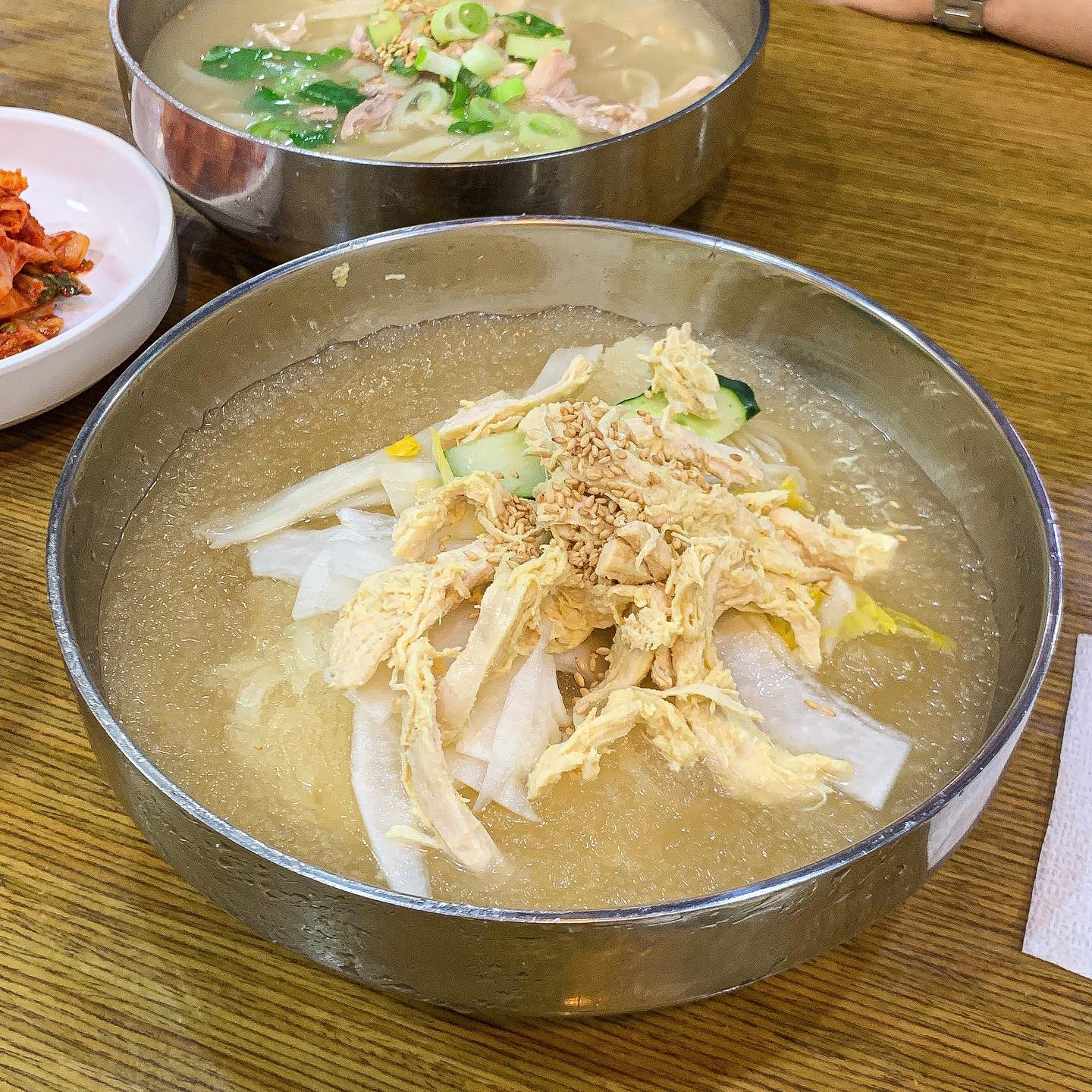 #미사리밀빛초계국수 

안녕하세요 또먹이에요
여름에 자꾸 생각날 초계국수 맛집
하남에 갔다가 미사리밀빛초계국수 본점에 다녀왔습니다 :)

보기만해도 시원해보이는 살얼음부터 취저 각이었는데
맛보고 너무 맛있어서 입틀막❤️

푸짐한 고명도 좋았지만 
잘 안끊기는 쫄깃쫄깃한 면이 참 좋더라구요!

여름에 자주 생각날거 같은 미사리밀및초계국수 
하남올때 들려보세요 :)