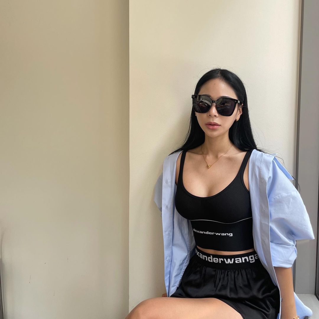 🌸손공주🌸 on Instagram: “오랜만에 낮데이트😎 눈부셔서 선그리는 필수구만.. #광고#롸잇히어#right_here#righthere#선글라스#선글라스추천#쇼핑몰추천”