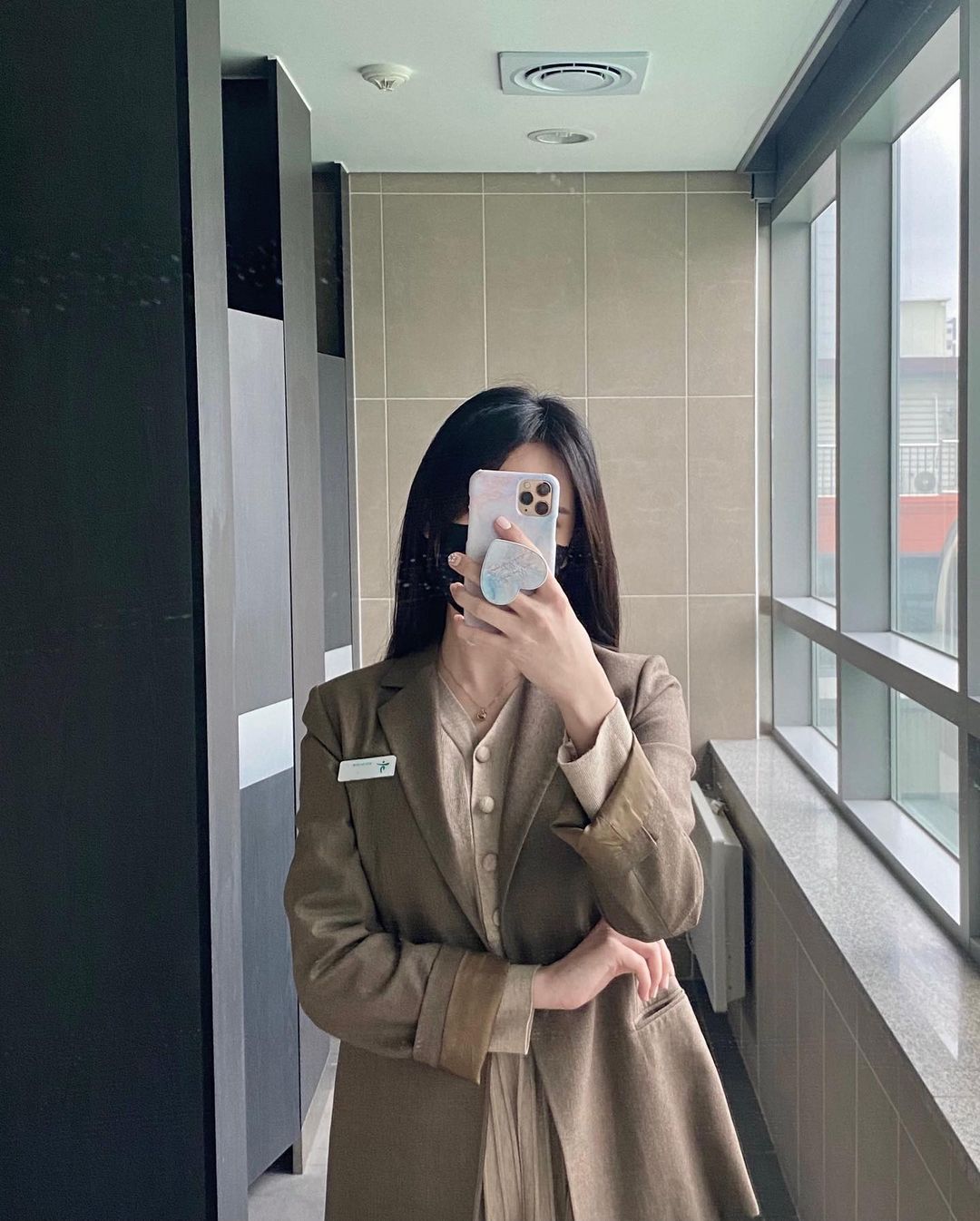 ˗ˋˏ ♡ 𝐉𝐢𝐧𝐠 ♡ ˎˊ˗’s Instagram post: “현생 복귀(완). 회사에 계정을 들켰다. [ 𝘛𝘰𝘥𝘢𝘺'𝘴 𝘭𝘰𝘰𝘬 𝘣𝘰𝘰𝘬 ] • 𝘖𝘶𝘢𝘵𝘦𝘳 : @michaachannel • 𝘋𝘳𝘦𝘴𝘴 :