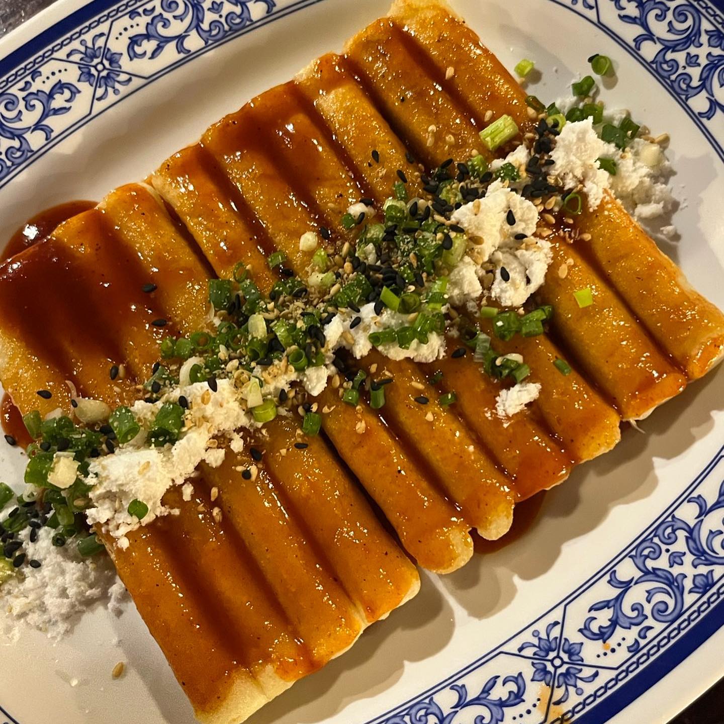 🧡동구식당

간만에 #성수동 나들이🐶 
맛집 추천 받아서 간곳. 
전반적으로 너무 만족👍 
작은 식기류부터 소품까지 오밀조밀 디테일이 살아있는 곳이었듬🌼
갈비찜은 야들부들부들 난리났고 (대신 쪼끔 매움!)
오늘의 베스트는 산나물전!! 
믓지게 바삭한 식감이라 과자같은 전 좋아하면 당장 먹으러 가야해!! 
싫어해도 먹으러 가면 반할 곳!!😫

🏠주소
서울 성동구 연무장길 17 1층

💸메뉴/가격
옛날 떡구이 5,000원
매콤 갈비찜 35,000원
산나물전 16,000원
간장계란밥 6,000원

⏱운영시간
월~금 - 아침11:30-새벽00:30
토 - 16:00-24:00
일 - 16:00-23:00

#성수동맛집 #성수 #성수맛집 #성수동 #성수동술집 #먹팔 #먹스타그램 #맛스타그램 #술스타그램 #갈비찜맛집 #떡꼬치 #맞팔 #맛집스타그램