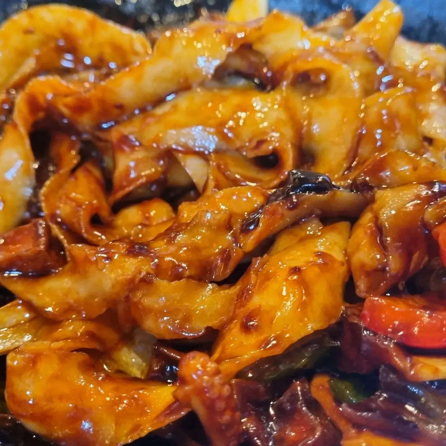 [명동 도삭면 맛집]명동에 항상 줄 서있는 맛집(란주라미엔)

중국 산서지방 대표 음식인 도삭면을 명동에서 맛보실 수 있습니다🤗

도삭면은 뭘까요?
두툼한 반죽을 즉석에서 칼로 깎아 만드는 면입니다 .한국 요리 중에서 칼국수 보단 손 수제비를 생각하면 형태나 질감이 더 비슷해요.

란주라미엔은 중국 정통 도삭면를 한국인의 입맛에 맞게 개발하여 판매하고 있어요. 
여기가 그렇게 핫한 곳이라면서요? 그럼 가야죠!🏃🏃🏃

점심시간에는 직장인이 많아 11시 반에 도착하니, 줄이 이미 문밖까지 나와 있었어요!점심시간을 피하면 대기시간 필요 없이 바로 식사를 할 수 있어요~

저희는 요렇게 주문했습니다⬇️

✔삼선해물짜장도삭면 8000원

✔삼선해물짬뽕도삭면 9000원

✔해물볶음도삭면 9000원

여기 대표요리는 짬뽕! 

진짜 대표 요리 답게 맛있어요🙈

우선 비주얼은 일반 짬뽕과 비슷하지만 면이 달라요! 칼로 썰어서 만들었기때문에 면이 넓고쫄깃 쫄깃해요 !식감이 대박! ! !해산물도 가득 들어가 있고 국물 많이 안맵고 딱 좋아요!

짜장도삭면:짜장소스가 진하고 약간 매콘한맛이 내어서 끝부분까지 깔끔하고 아주 맛있어요 면발 는 짬뽕 보다 좀 뚜겁고 수제비랑 비슷한 식감이었어요.

해물볶음도삭면은 다양한 해산물과 야채를 많히 들어가 맵지않아요.볶음면은 두꺼운 부분은 굉장히 쫀득한데 기름이나 소스가 묻은 부분은 식감이 도 달라.... 특이해👍...

다양하게 너무맛있게 먹어서 만족합니다 ~

#명동맛집 #란주라미엔  #도삭면
#중국요리맛집 #서울맛집추천