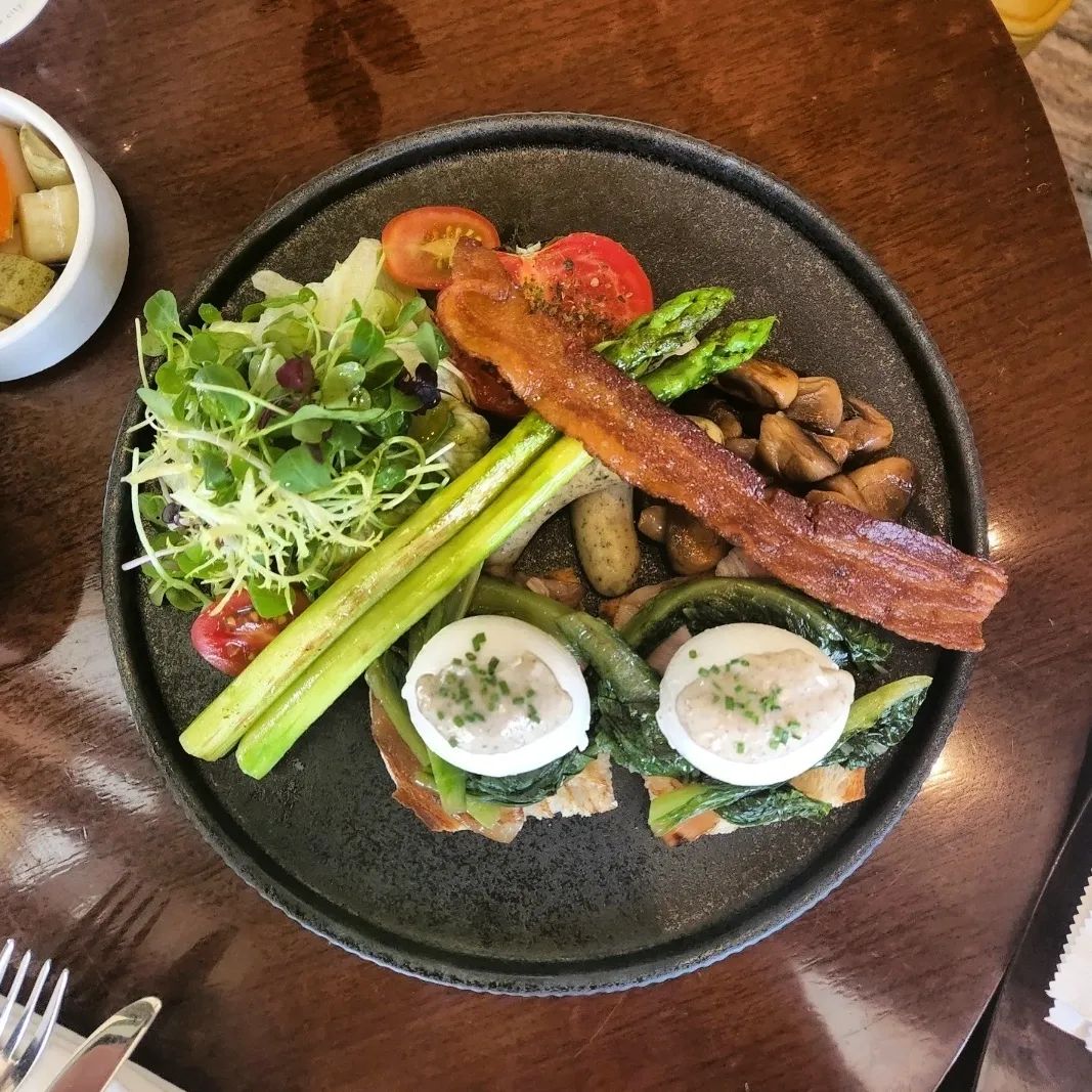 🔱라운지 파라다이스🔱

할아버지가 창가에 앉아 햄버거를 드시는데 너무 맛있어 보이지 뭐에요. 저도 저 햄버거 주세요🙋‍♀️

🎈에그베네딕트 38,000원
[+커피 or 생과일 주스]

위에 올라간 소스의 간이 강하지 않아 재료 하나하나의 맛이 잘 느껴졌어요. 
나이프로 수란을 가르니 노른자가 흘러내려 빵이 촉촉해지더라구요ㅎㅎ

생과일주스는 오렌지와 자몽이 있어 자몽주스로 선택했는데 설탕 없이 진짜 자몽을 착즙한 느낌이라 너무 좋았어요!

🎈한우버거 38,000원

후.....제 인생버거 찾았습니다. 지금 생각해도 침이 주륵 흐르는 맛있었어요🤤 

고기의 식감이 살아있는 두툼한 패티 2장과 토마토, 양상추, 치즈, 구운양파의 조화가 최고였어요👍 
빵도 버터를 적절히 발라 구워주셨는지 바삭하더라구요😭

감자튀김은 트러플마요소스에 찍어먹었더니 정말 숨어서 혼자 다 먹고 싶은 맛이었어요ㅎㅎ

☎️ 032.729.2220
🪧 인천 영종해안남로321번길 186
⏰️ 매일 AM 10:00 - PM 11:00

.
.
.
#인천 #인천파라다이스 #라운지 #파라다이스라운지 #한우버거 #에그베네딕트 #자몽주스 #맛집 #맛스타그램 #먹스타그램 #추천 #선팔맞팔환영 #댓글 #좋아요반사