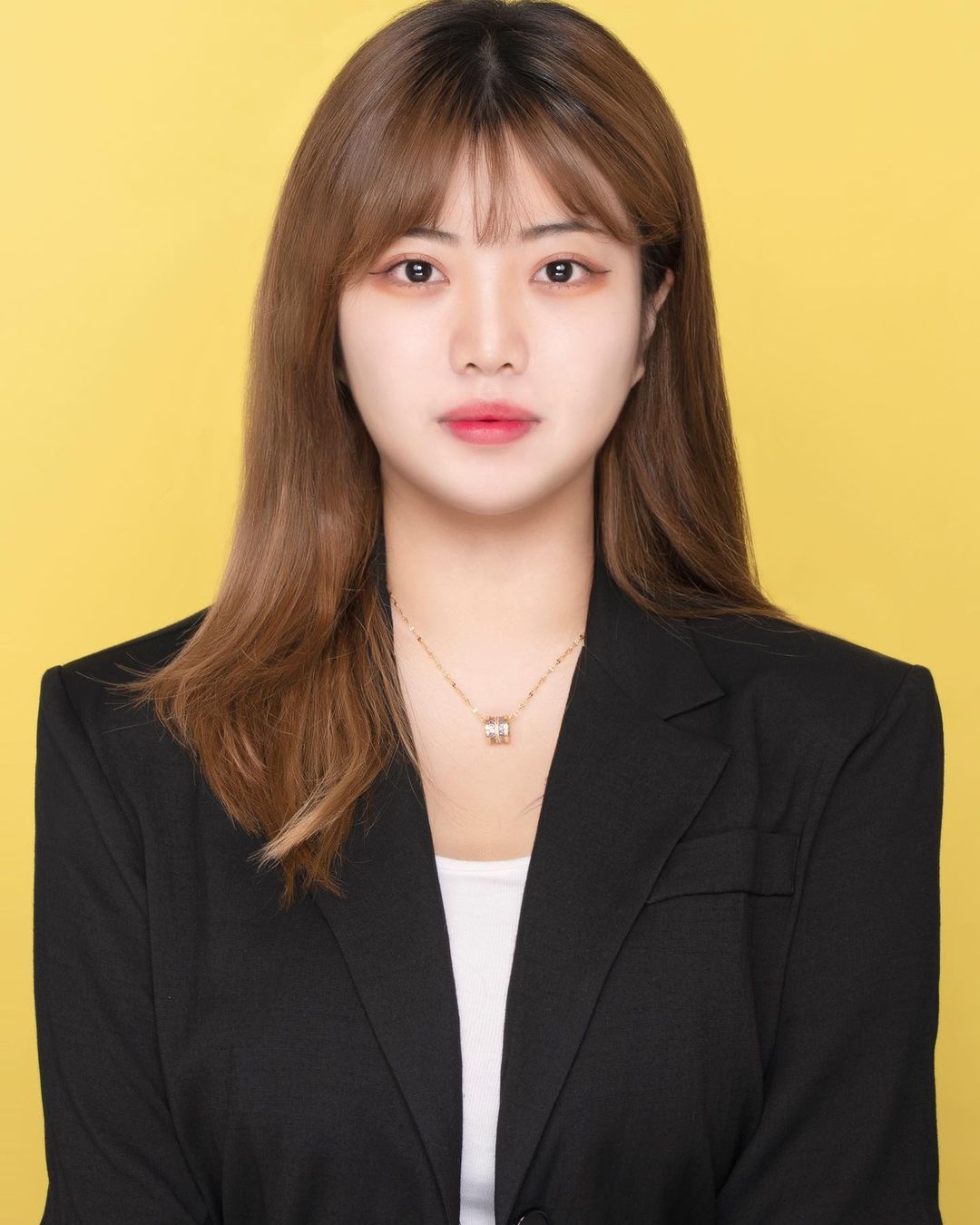 윤지 on Instagram: “#협찬 FORMAL STUDIO 협찬으로 처음 찍어본 컬러사진🫶✨ 내가 아닌 나.. :) 증명사진 제일 성공해따 집에서 두시간 거리지만 또 와야지ლ(´ڡ`ლ) 장안동 근처 사시거나 서울