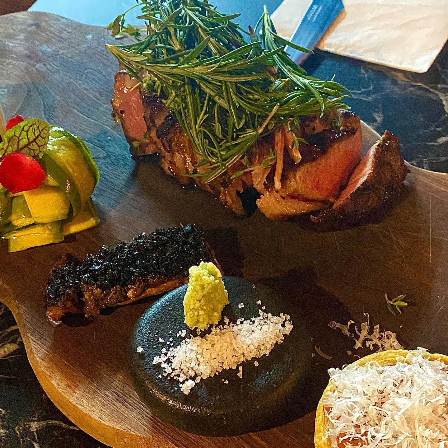 🧡강남 #녘 

하 .. 또가고싶다🤤
신기한 메뉴가 많았어서 재미있는 경험도 함께 뽀나쓰임 
랍스터 파스타가 내 입맛에 딱이었다👍 
트러플 향이 솔솔 나면서 자잘한 랍스터가 계속 씹히는게 아주 좋았음! 치즈폼으로 눈까지 즐거운건 덤🐶
스테이크 옆에 플레이팅 된 어쩌구 저쩌구들이 (쵸리조 타르트, 플뤠르드셀, 트러플, 백김치) 고기랑 무척 잘 어울려서 홀리쨋 부들부들 조아!

🏠주소
서울 강남구 봉은사로4길 32 2층

💸메뉴/가격
랍스터 파스타 26,000원
이베리코 42,000원
녘 샹그리아 13,000원

⏱운영시간
월 정기휴일

화~목 11:30-22:00
❗️15:00-18:00 브레이크 타임❗️

금 11:30-22:00
❗️15:00-17:30 브레이크 타임 ❗️

토 11:30-22:00
❗️15:00-17:00 브레이크 타임❗️

일 11:30- 21:00
❗️15:00-17:00 브레이크 타임❗️

#강남역  #강남역맛집 #스테이크맛집 #이베리코 #랍스타맛집 #파스타맛집 #강남맛집 #데이트코스 #데이트장소 #먹팔 #맞팔 #먹스타그램 #맛스타그램 #맛집스타그램