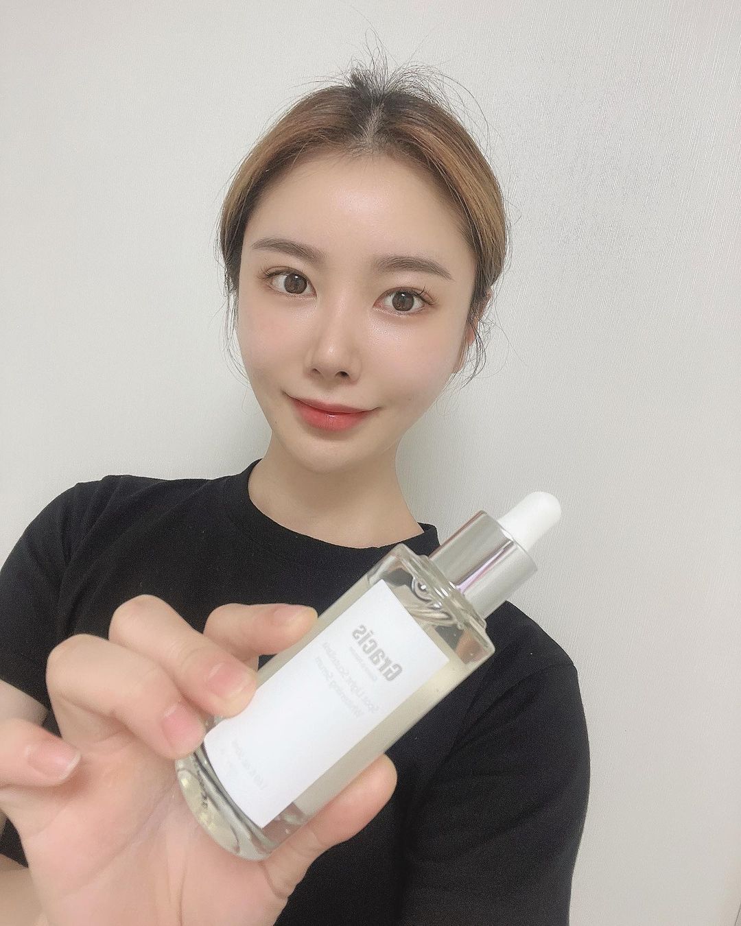 쏭쏭 on Instagram: “#광고 🧴GRASIS_ 그라시스 황금세럼🧴 @gracisofficial (EWG Green)한국피부과학연구원 실험결과 자극도 '0' 으로 무자극,저자극‼️ 으로 판정된 효과가 아주 좋은 미백세럼이 출