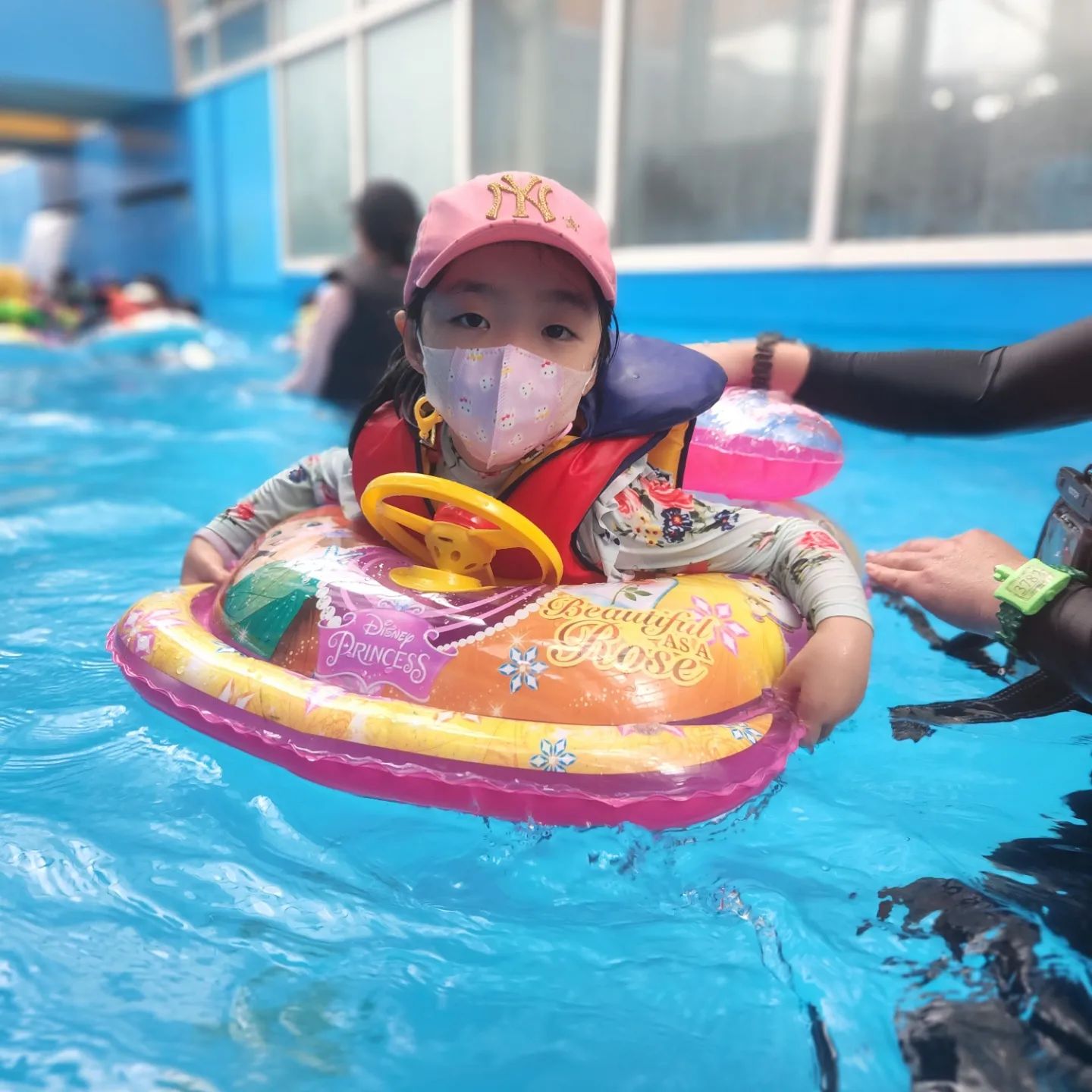 휴가쓰기 힘든 남편
워터파크 노래부르는 딸!
주말 아침부터 서둘러서 일산원마운트 워터파크!!!
물보다 사람이 더 많은 느낌은 뭐지?!
동네 태권도 아이들 다온듯
그래도 물놀이하니 즐겁구나 ㅎㅎ
.
.
#일산원마운트워터파크 #사람많다 #원마운트
#물놀이 #원마운트 #물놀이좋아하는남매
#7세 #13세 #육아맘 #일상스타그램
