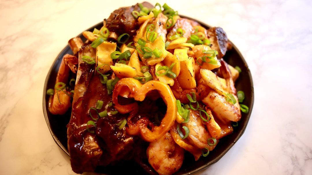안주하는남자 | 안주남 🥩 on Instagram: “#협찬 달큰한 건망고와 새우를 넣어 더욱 상큼한 하와이안 폭립🍗 파인애플을 넣은 음식을 싫어하는 사람들이 있다🍍 하와이안 피자라던지.. 하지