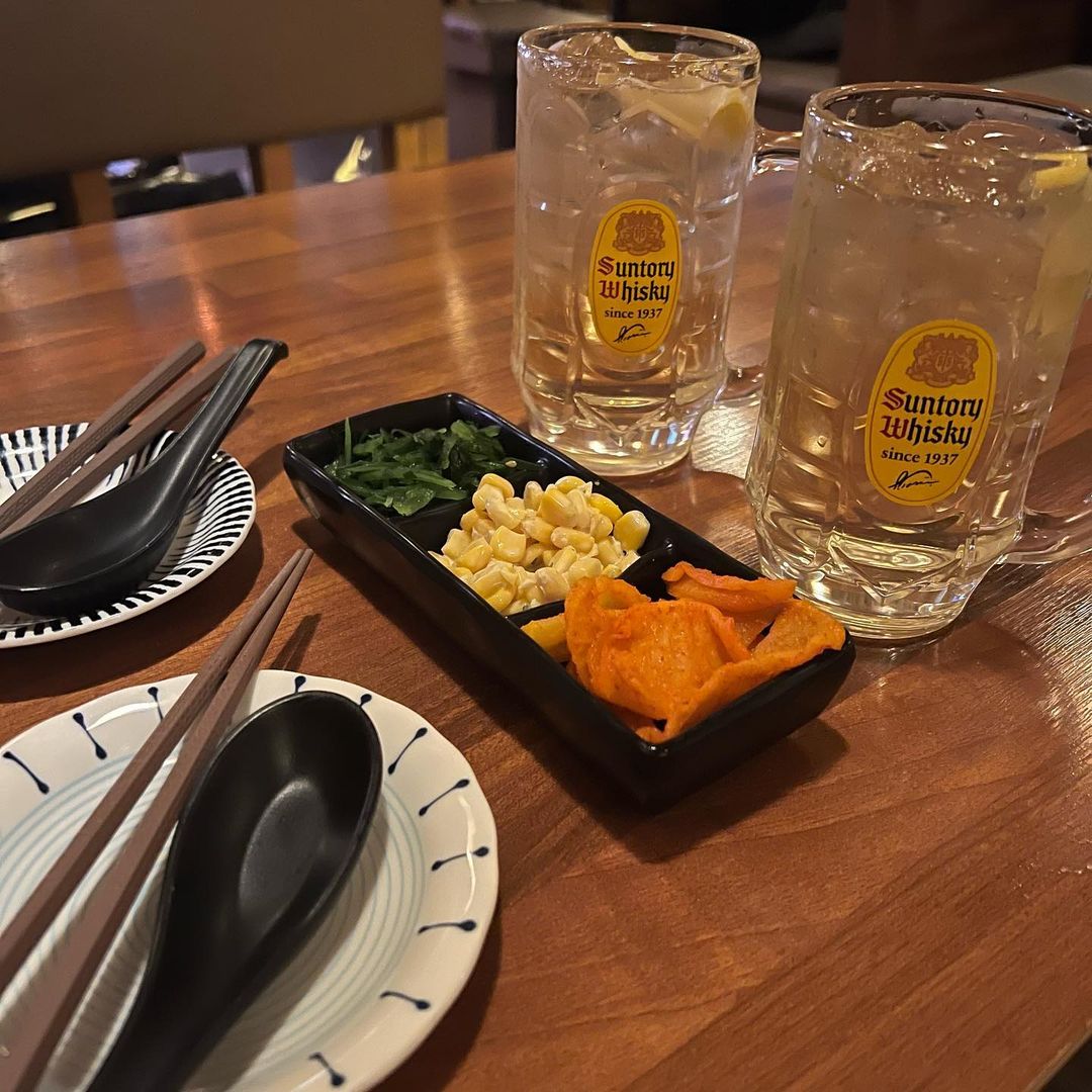 ❥ ❥한가커플❥ ❥ on Instagram: “🍺여자친구 퇴근 후 번개 데이트🍺 직업 특성상 매일 늦은 시간에 퇴근을 하는 여자친구가 오랜만에 일찍 끝나서 동네 이자카야로 놀러갔어요😻 카페로
