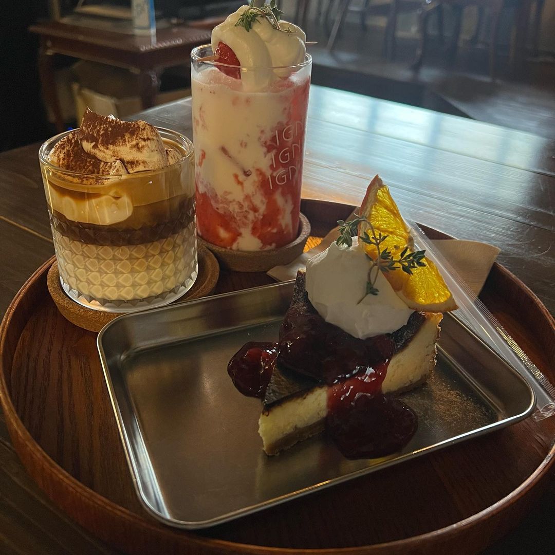 ❥ ❥한가커플❥ ❥ on Instagram: “☕️구월동에서 만난 벽돌집☕️ 밥 먹구 신나게 게임 즐겼더니 목이 말라서 다음으로 바로 갔던 #이그니토 주택들 낭낭한 이 골목에 빨간 벽돌로된 카페