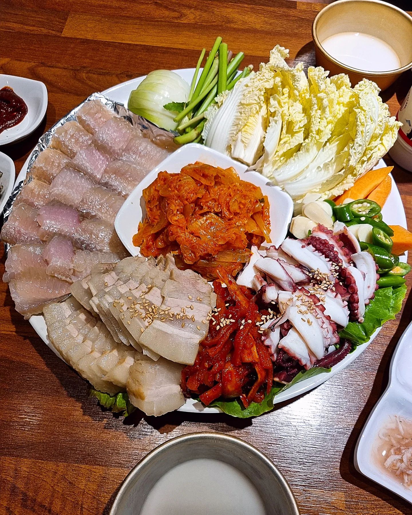 홍어 좋아하시는 분🙋‍♀️

즤는 홍어 너무너무 좋아라 하는데요.. 가족들 다 못 먹는 음식이라 혈혈단신 외로이 홍어세상 입문한 후 남동생 전도해서 같이 즐기곤 해요 👅

문어랑 같이 나오는 홍어삼합 中 52,000
2차로 갔던거라 갱장히 배부르긴 했지만 천안 막걸리와 함께 고향의 맛 즐겨버리기

적당한 삭힘 정도에 새콤한 묵은지랑 궁합이 좋아서 홍어 입문반도 도전할 수 있을 것 같아요
정 아니다싶음 문어로 종목 변경하면 되니까 도전-!

#남도술상 천안쌍용점🐸
천안시 서북구 미라9길 21