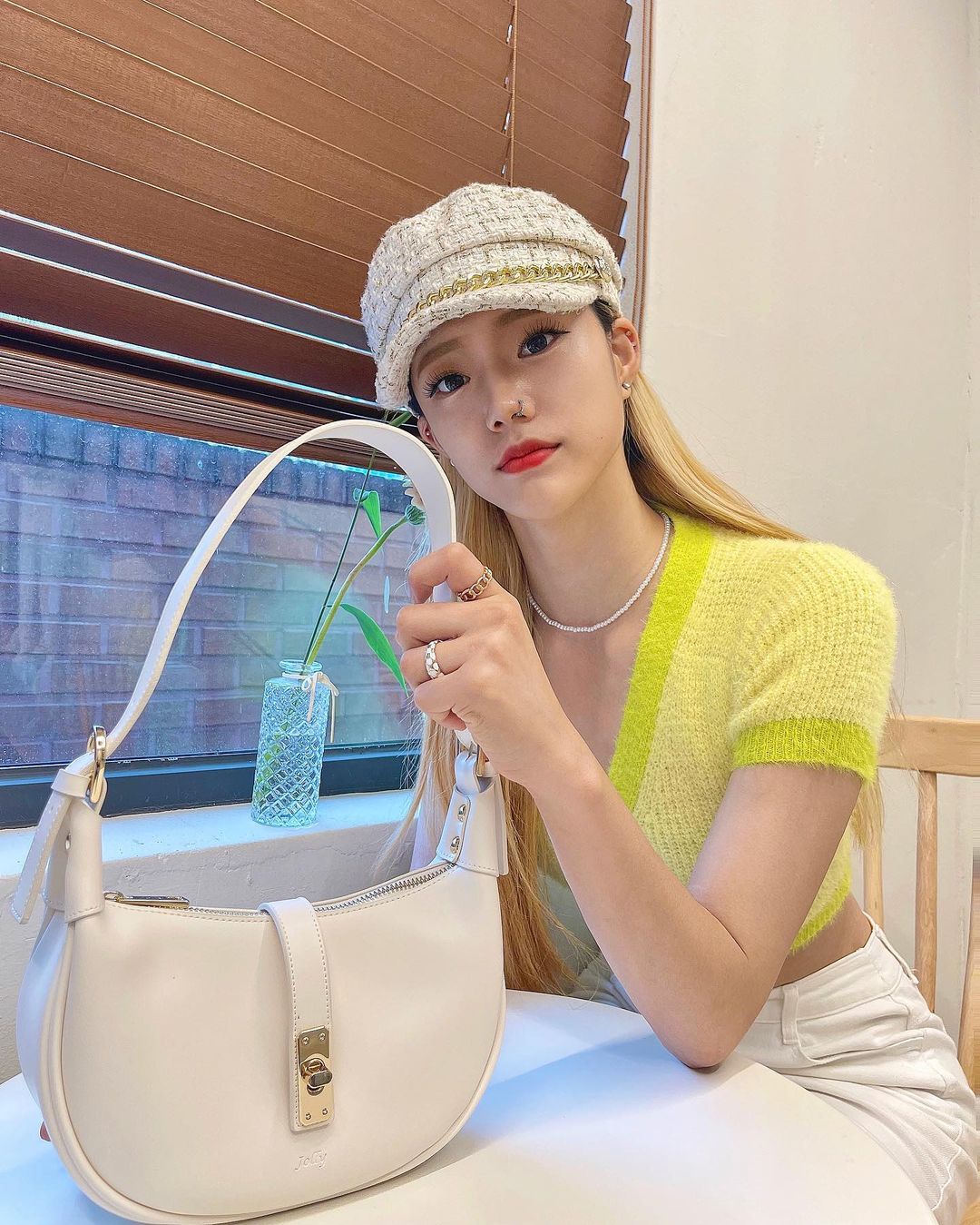 ZAVE✨ on Instagram: “#광고 베이지 컬러의 데일리백 👜 스웨이드 안감으로 고급스럽고, 어디에도 잘 어울려요 요즘 날씨에 딱️️! Jolly / judy bag 서울스토어에서 구매 가능합니다 ⠀ #졸리 #jud