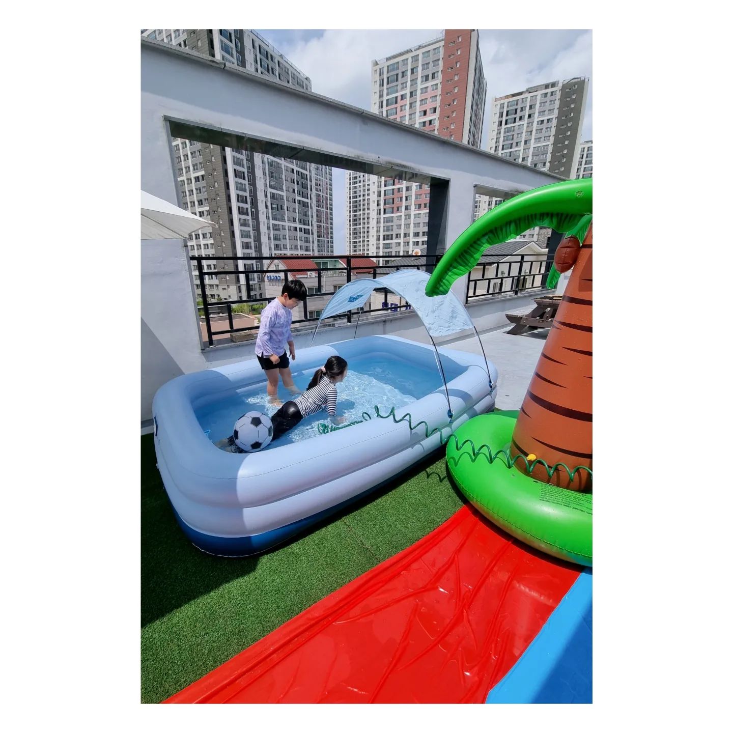 #지환파크 #홈터파크 오픈🏄‍♀️🏄‍♀️
찐친 두분은 오늘도 노래를 부르면서 물놀이중

게스트 모셔요
언제든 예약주세여😝

#일상 #소통 #젊줌마 #물놀이 #워터슬라이드
#야자수분수 #토리아토 #운정맘 #테라스수영장