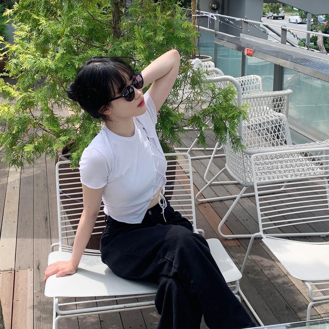 henny on Instagram: “#광고 @s7iluvu 흰티랑 선글라스 조합은 괜히 맘이 편해져와요🤍 오늘은 꾸안꾸 휴가룩입니다:) 주말 조아따 . .…”