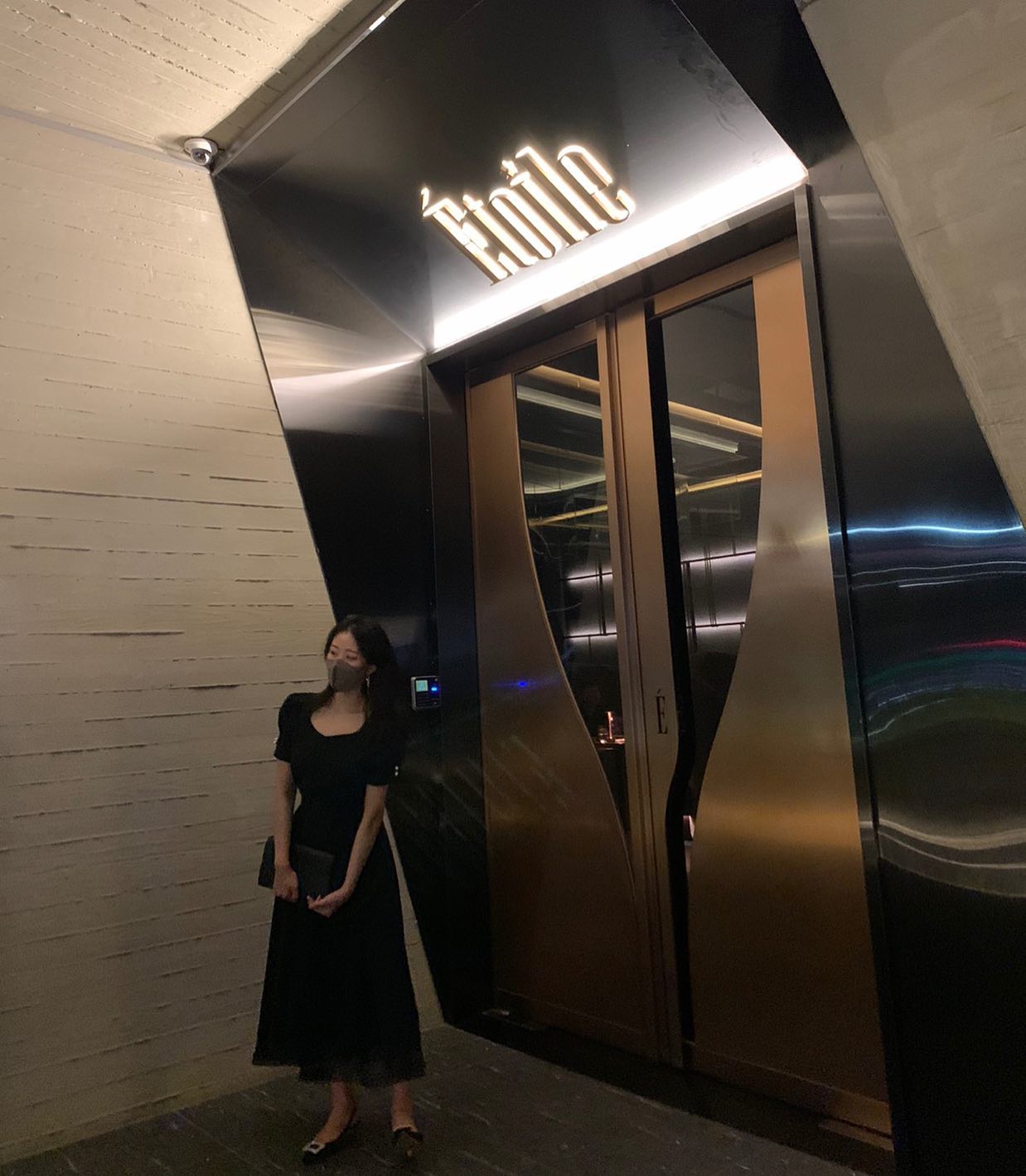 선물받은 꼬까옷 
전완근이 더 다부져지기 전에
얼른 입고 놀러가기

밝은 옷 골라야지 하다가 결국은 또 까망이
그래도 맘에 드는걸 🖤

#그레이스유