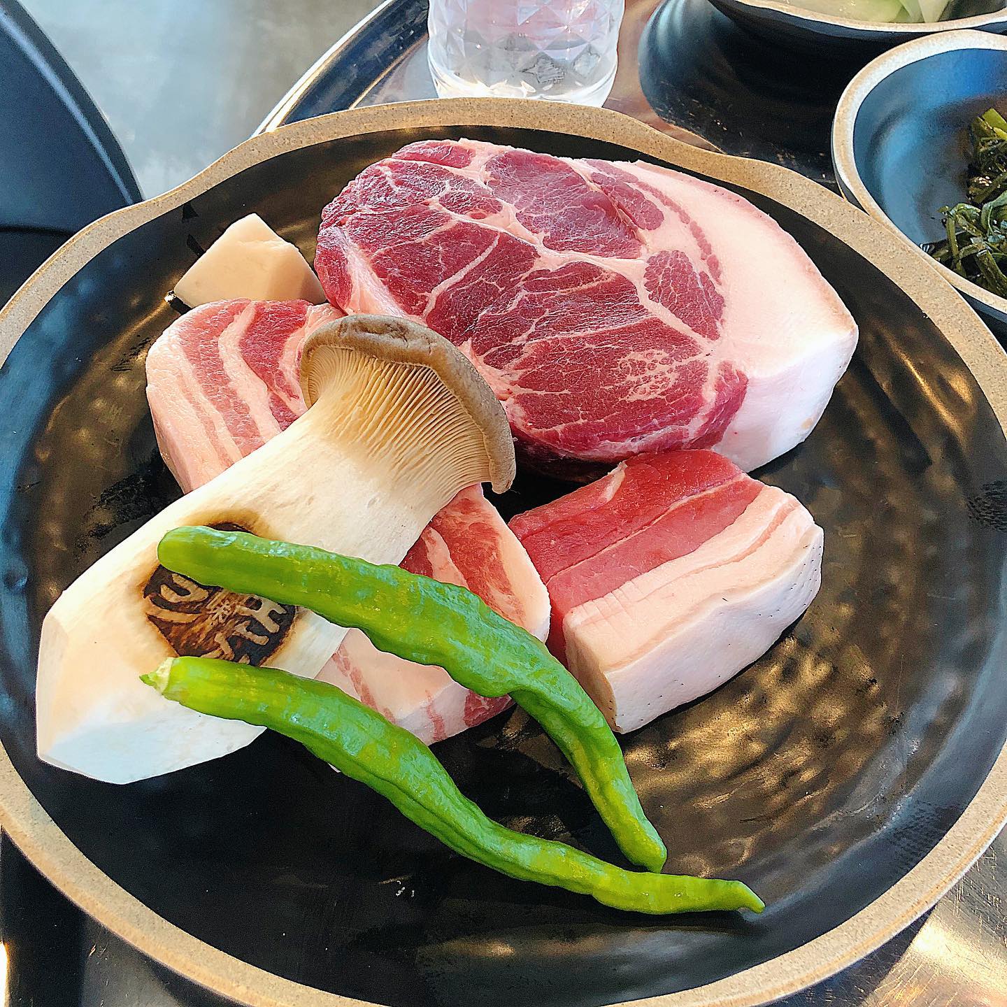 성산일출봉 등반하고나서 뭐 먹을까 고민하다가 #팔미돈가 본점에서 #흑돼지 를 먹었다. 

한입 먹는순간 입안에서 육즙이 팡팡 터지는건 물론이고, 사장님에 옆에서 설명해주시면서 직접 구워주시는데 너무 만족스러운 식사였다.