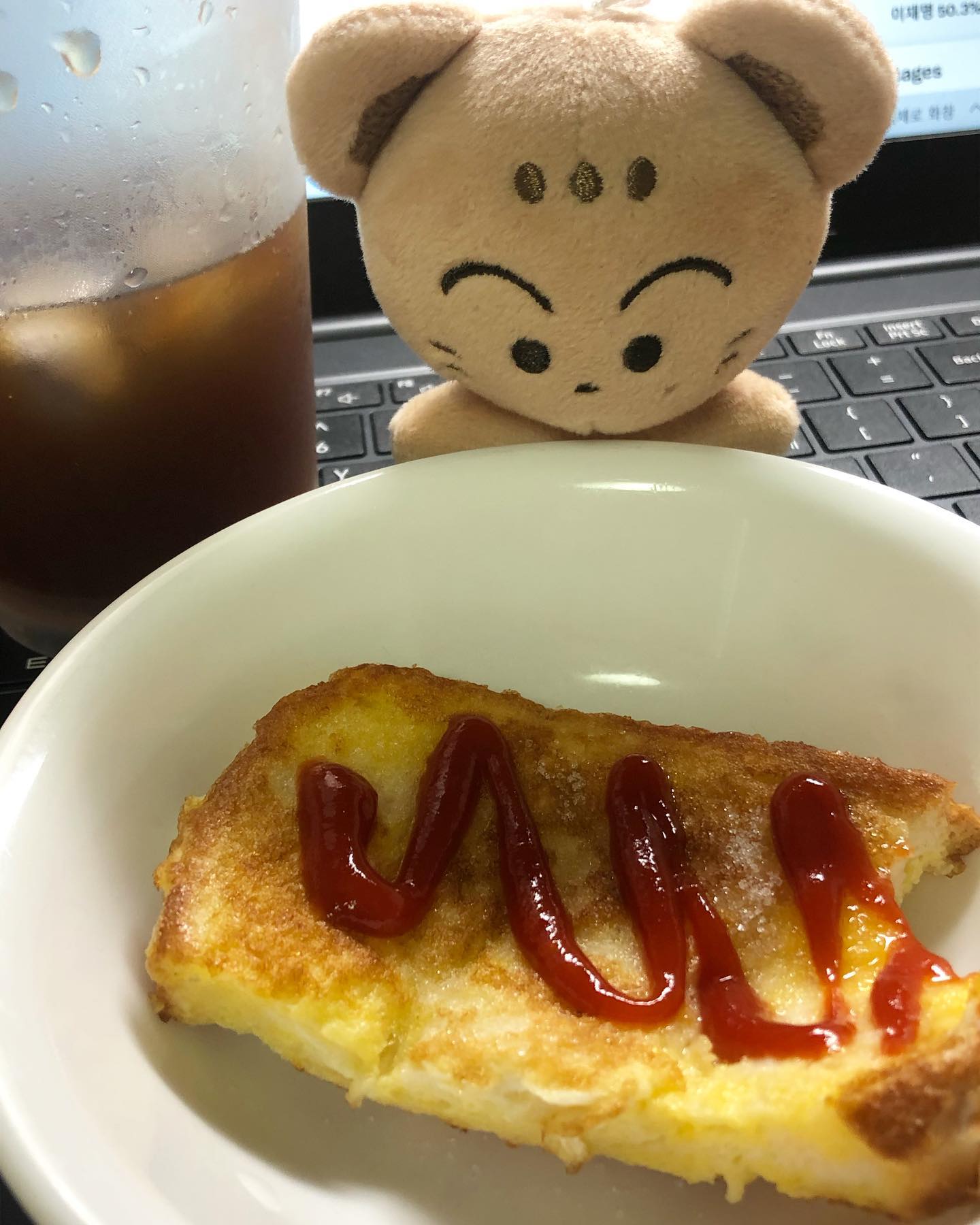 전 .. 요알못이지만 ... 계란프라이 ... 프렌치토스트 ... 편의점떡볶이 요정도는 조리 당근 가능이죠 우헤헤!

전 세계적으로 상황이 좋지 않은 만큼, 이렇게 간단하게 조리할 수 있는 음식을 먹을 수 있음에도 참 감사하게 되는 요즘인데요🥲 

먹스타그램 운영하는 저희들!이 업로드한 음식•요리 사진에 간단한 해시태그를 추가하면 결식 아동을 돕는 챌린지가 있다⁉️ 없다⁉️

정답은 "있다!" 

♨️이 챌린지명은 "원팬 챌린지"입니다 :) 원팬 사진 한 개당 2천원이 기부돼 결식 아동을 돕는 후원금으로 사용된다고 해요! 

♨️ 기존 본인 요리 피드에 #휘슬러원팬2022 해시태그만 추가해도 참여가 가능하기에 누구나 쉽게 챌린지에 참여할 수 있어요⭕️

선한 실천을 함께 하고픈 지인들을 추가하며 .. "원팬 챌린지" 소개를 마무리하려고 합니다! 

다들 선한 영향력 퍼뜨려 봐요💗

jeoning__ s_.nm_i _feb.20 

#휘슬러원팬2022 #휘슬러 #SSG #먹스타그램 #먹스타 #먹방 #먹팔 #먹스타맞팔 #먹스타그램🍴 #먹스타소통 #첫줄 #첫줄반사 #첫줄좋반 #follow #followforfollowback #followers #likeforlikes #likeforfollow #like4likes #likeforlikeback #선팔 #맞팔 #좋아요 #맛집 #맛스타그램 #맛 #맛집추천 #집밥 #요리 #요리스타그램
