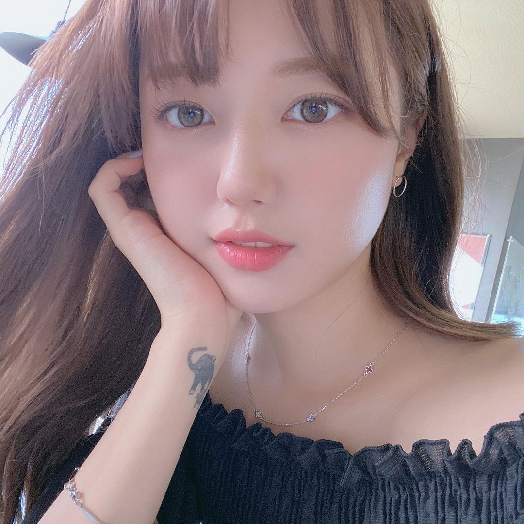 Ann So on Instagram: “내가 딱 원하던 적당히 컬러감있는 누드메이크업 멋진 내 동기 유미쌤👏🏻”
