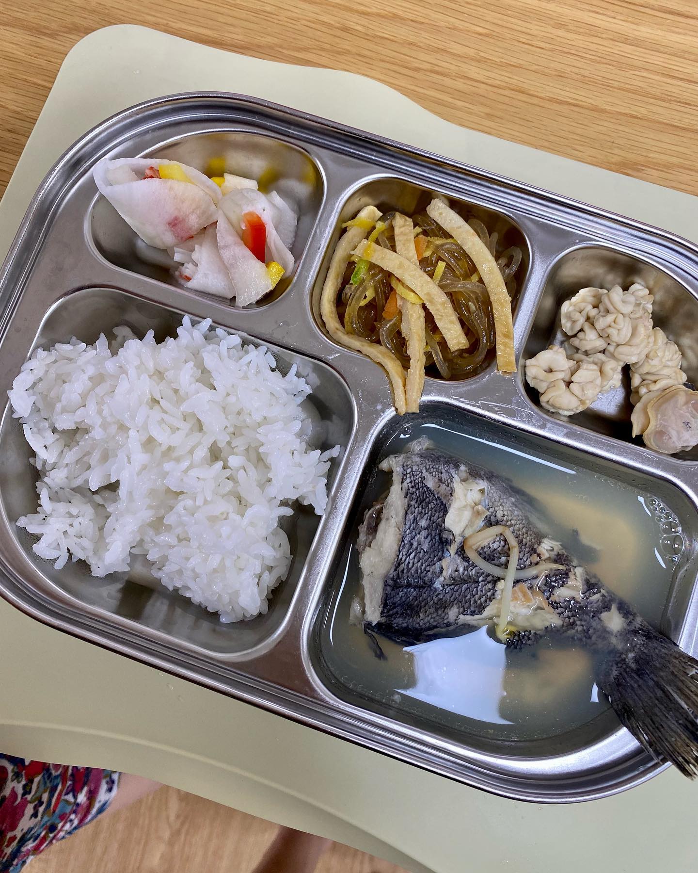🍚오니의 밥상🍚

- 흰밥
- 우럭지리탕
- 무쌈말이
- 어묵잡채
- 아이스크림

구내염에 걸려서
좋아하는 간식도 잘 못먹었는데
주말에 엄청난 체력소진 후에
배가 많이 고팠나봐요😂😂😂

부드러운 곤이와 우럭살 으깨서 밥 말아주니 호로록 잘 먹어주네요

감기 핑계로 한동안 아이스크림을
안줬는데 잘 못먹는게 불쌍해서
하나 줬더니 엄마꺼까지 하나 더 먹는,
아파도 좋아하는건 잘 먹는
네살 어린이 차오니입니다❤️