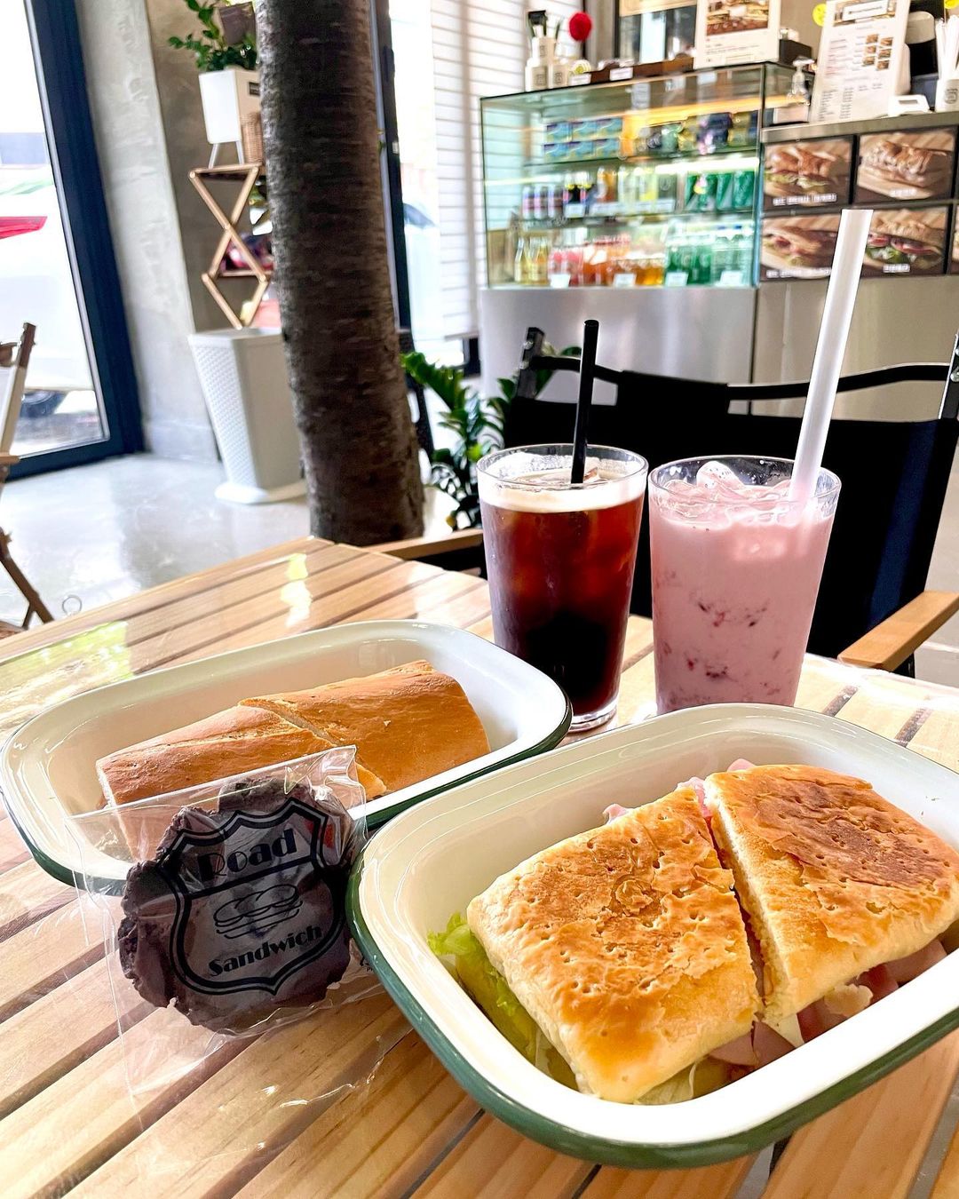 윤스타그램(ʏᴜɴsᴛᴀɢʀᴀᴍ) on Instagram: “#광고 🥪로드샌드위치(강동) ⠀ 샌드위치 먹으러 로드샌드위치 본점에 다녀왔어요!♡´･ᴗ･`♡ ⠀ 🏄인테리어가 여름과 잘