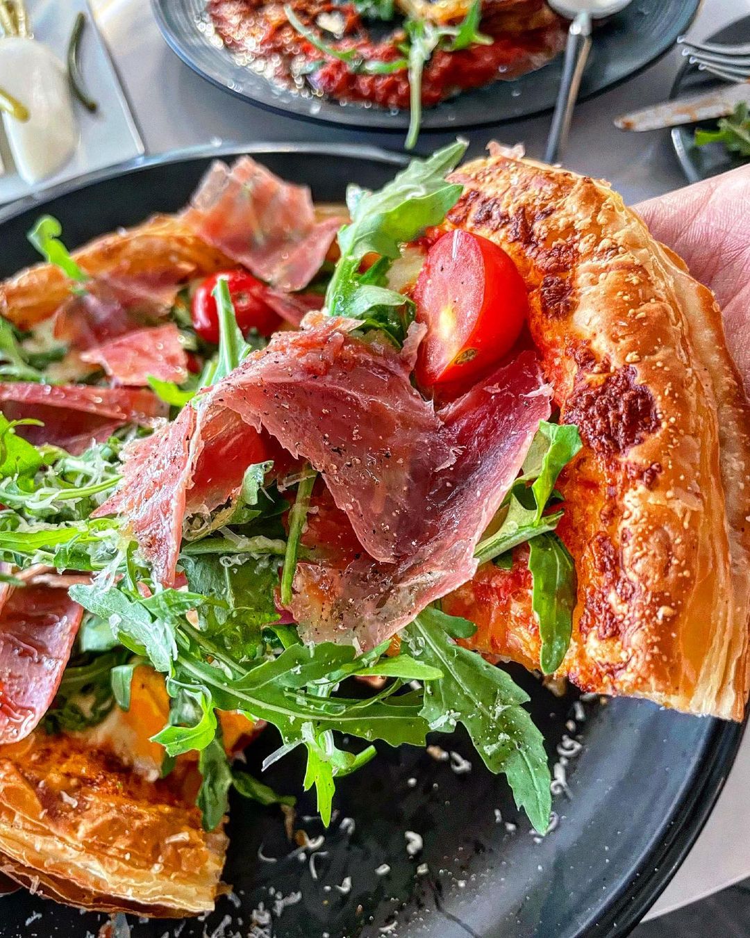 🐱찌냥이픽 on Instagram: “#광고 한강뷰 5성급 호텔인테리어에서 맛난 음식과 커피 드시고 싶은 분들은 이곳을 주목해주세요✏️ “위플168”(📍용산구 원효로 7) @weple168 정말 입구에 들어가