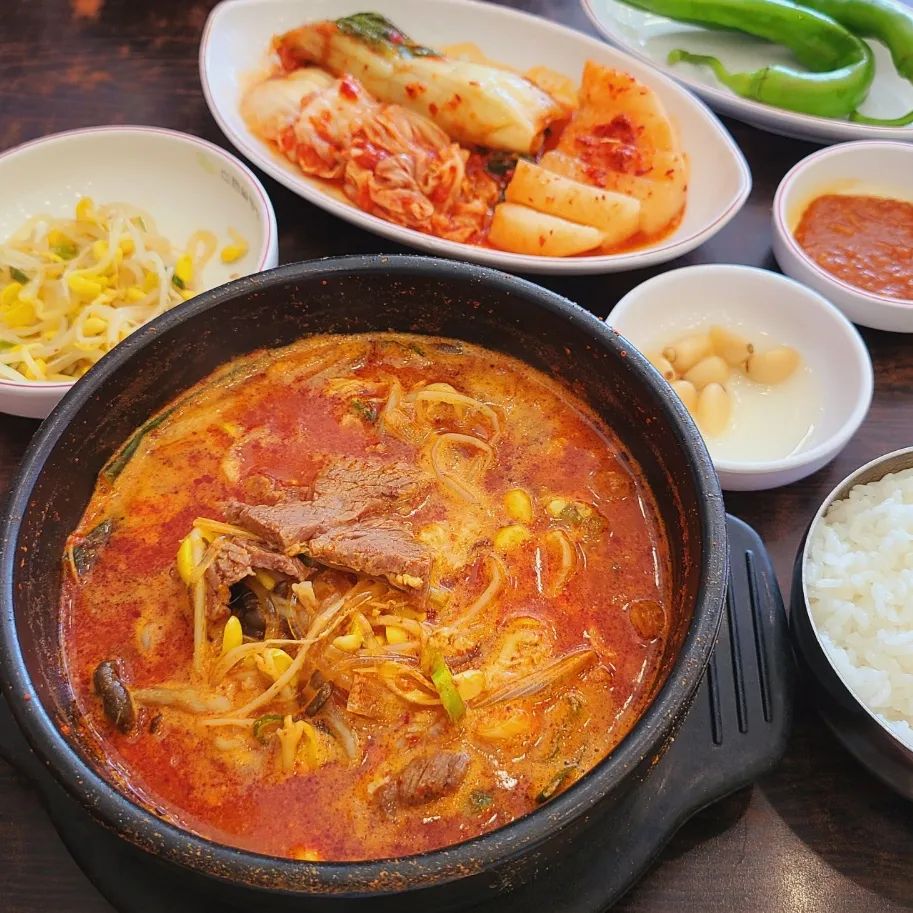 국물 맛 보면 반할수밖에 없는 육개장맛집이에요😋❤️

갈비탕도 먹어봤는데 개인적으로 여긴 육개장이 너무 맛있어요 ㅎㅎ

울 인님들은 국밥 좋아하시나요❓️
전 국밥 너어무 좋아해여😆🧡

#내돈내산

주문한 메뉴는⤵️

🔹️사골육개장🔹️

이름처럼 사골로 끓인거라 칼칼하면서도 사골국물의 진한 꼬소한 국물맛이 잘 느껴지는게 끝내줘요☺️👍

진하고 깊은 감칠맛! 이 국물맛 때문에 육개장은 여기서만 먹게되더라구요~

밥 말아서 후루룩 떠먹을때 딸려오는 당면.. 이거 너무 좋아여🤤

콩나물도 있어 아삭한 식감도 있고 건더기도 푸짐한 편이에요

국밥의 꽃은 김치!
배추김치도 맛있는데 무김치가 더 맛있어요(개인취향 ㅎㅎ)

육개장 한그릇 순-삭
아주 든든했어요😊👍

#송도맛집 #신촌설렁탕
.
.
.
#송도맛집추천 #송도신도시맛집 #인천송도맛집 #송도국밥 #인천국밥 #송도신촌설렁탕 #송도외식추천 #인천외식 #국밥맛집 #육개장맛집 #먹스타그램 #오늘뭐먹지 #맞팔은댓 #먹스타맞팔