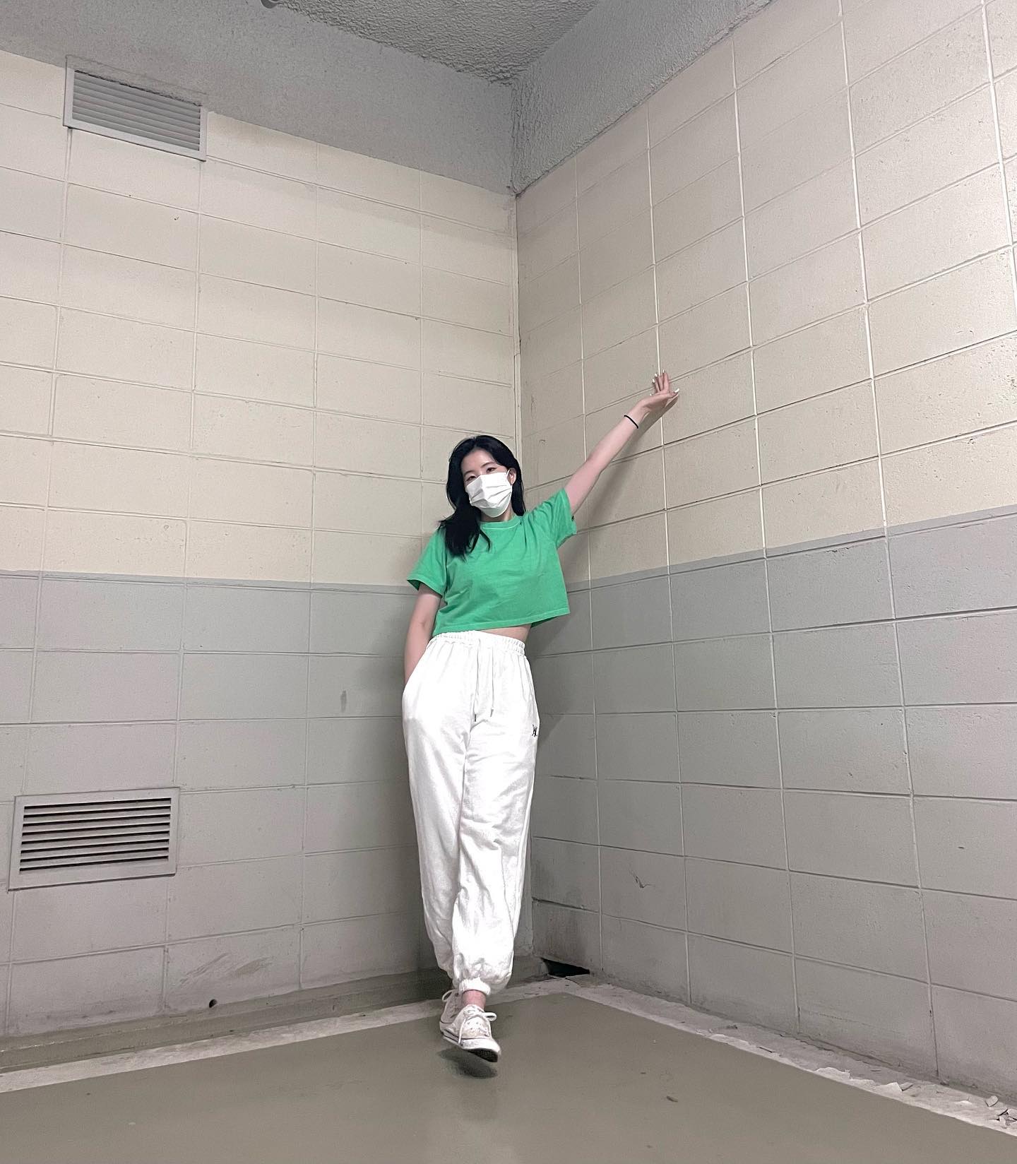 💚

#상품제공 #어텐션로우포우먼 

attentionrow_official 
어텐션로우포우먼의 피그먼트 크루 넥 반팔티입니당

▫️사이즈 정말정말 고민 많이 했는데 M 하면 조금 넉넉한 할것 같아서 저는 핏되게 입으려고 S 골랐는데 딱 원하는 핏이 나와서 넘넘 만족해용
▫️컬러감 너무 이쁘지 않냐구여ㅠㅠ 이런 그린컬러는 처음 보는것 같아요! 약간 네온 같으면서도 너무 쨍하지 않아서 보기에 불편하지도 않고! 다른 색감도 넘 탐나네요 👀
▫️탄탄한 느낌의 코튼 100%라 휘뚜루마뚜루 입어도 핏이 잘 유지될것 같아요
▫️소재감도 그렇고 특히 색감 덕분에 여름에 완전 잘 어울리는 티셔츠 같아용
▫️어느 컬러의 아이템과 매치해도 은근히 쉽게 코디 되고 특히 베이직템과 매치하면 티셔츠의 컬러가 포인트가 되면서 다른 아이템에 신경쓸 필요가 전혀 없어요 ㅎㅎ
▫️사진에서는 화이트 컬러의 조거와 원마일룩으로 코디해봤는데 연청과 매치했을때도 너무 잘 어울렸답니당

#에이블리 #에이블리뷰어