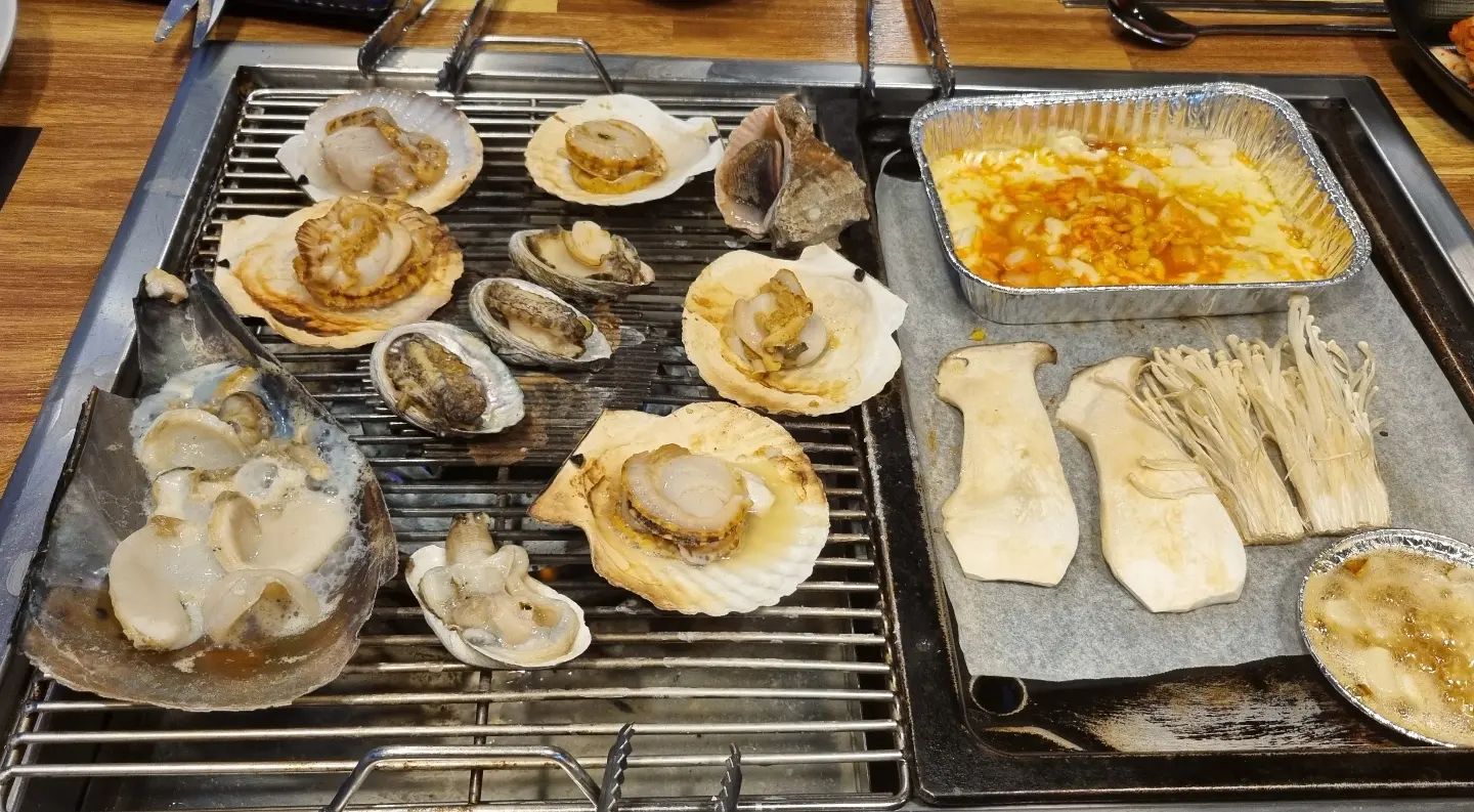 무한리필의 편견을 뒤덮은
싱싱한 무한리필 조개구이!

정말 싱싱한 조개를
이 가격에 무한리필로 즐길 수 있다니😍😍

#광안리조개구이 #부산맛집 #민락동맛집 #통큰조개 #광안리맛집 #광안리통큰조개