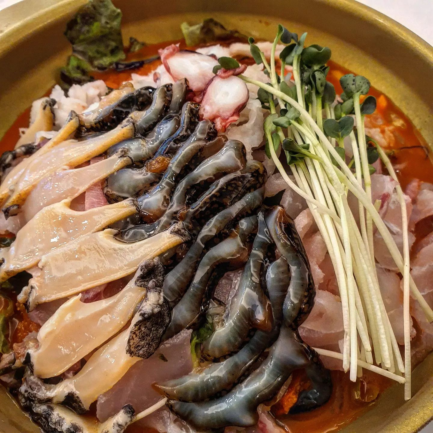 그 계절이 돌아왔다-! 
여름엔 물회 필수아닌가요
속초에서 유명한 청초수 물회가 먹고싶어서 삼전역에 위치한 송파점에 다녀왔어요

일단 그냥 존맛,, 지금도 또 가고싶네요;;
회를 잘 안먹는 분들도 맛있게 느끼실 것 같아요
제 친구들도 그랬으니까^-^

아 요즘 약간 먹태기 찾아왔는데 그래도 열심히 맛있는거 먹고있긴합니다..
게시글을 안올릴뿐..🖤

덥고 습한데 맛있는 하루 보내세요🖤

#물회 #물회맛집 #서울물회맛집 #청초수물회 #먹팔하면맞팔 #먹팔맞팔 #먹팔해요 #먹팔 #먹팔환영