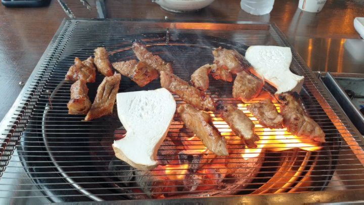 🍗

갈비가 도톰한데 부드럽고 맛있는데
과천점 야외에서 먹다가 연기에 숨막히고 눈맵고 난리도 아니어서 갈비를 먹은건지 연기를 먹은건지 싶었는데

왕송호수점은 뷰도 좋고
초벌해서 제공되니까 연기 걱정없이 아주 맛나게 먹었다
다음 갈비도 왕송호수점으로!!

#농부네수제갈비 #농부네수제갈비왕송호수점 
#갈비 #갈비추천