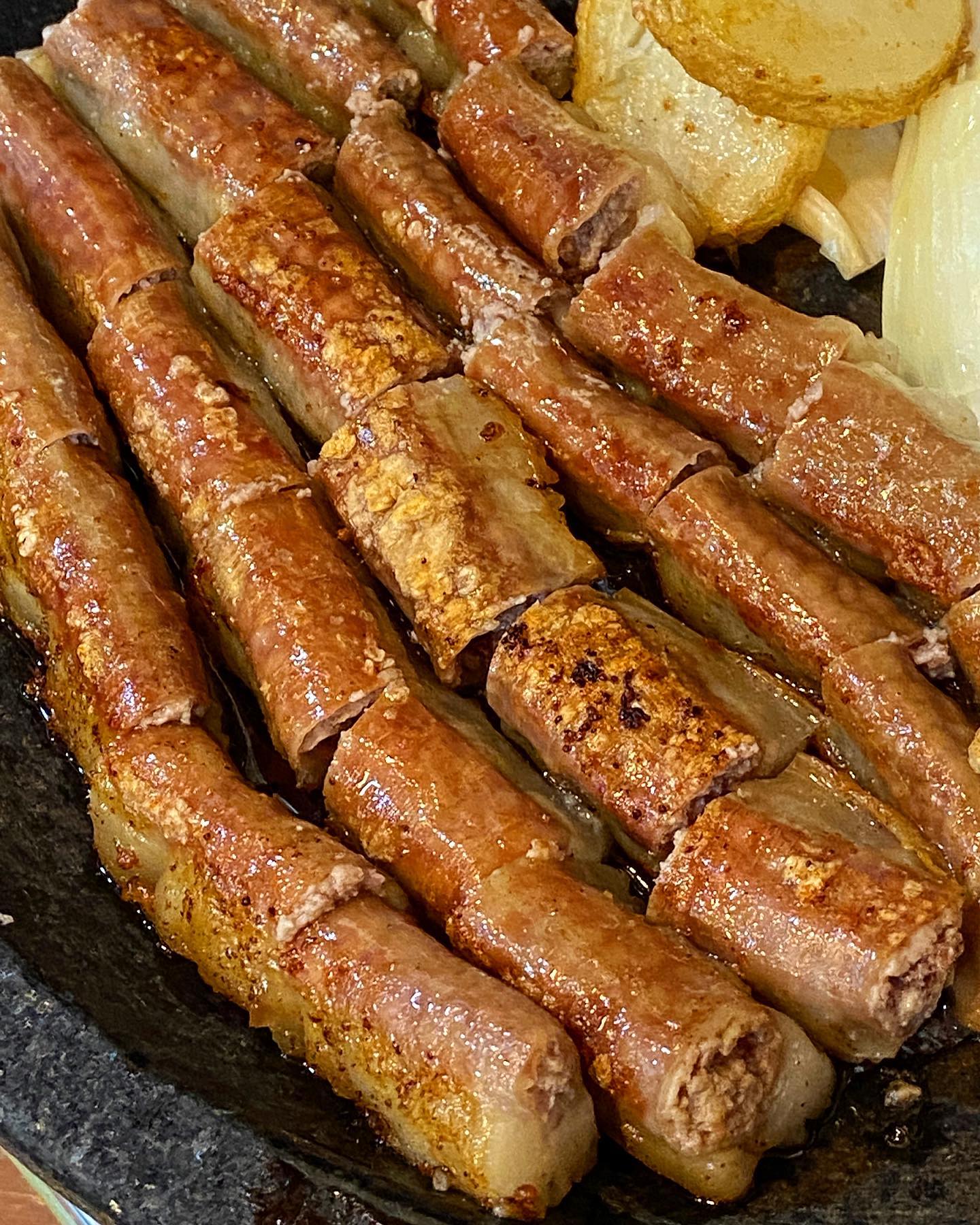  “🐮황가네 소곱창 🍽메뉴: 순곱창한판(38000원) 🟡리뷰 회사 직원분의 강력추천으로 석계역 근처에 있는 황가네소곱창을 다녀왔어요😆 이미 맛집으로 소문난 가게여서 40분이나 웨이팅을 했어요 ㅜㅜ 기다리는데 곱창 냄새가 어찌나 폴폴…”